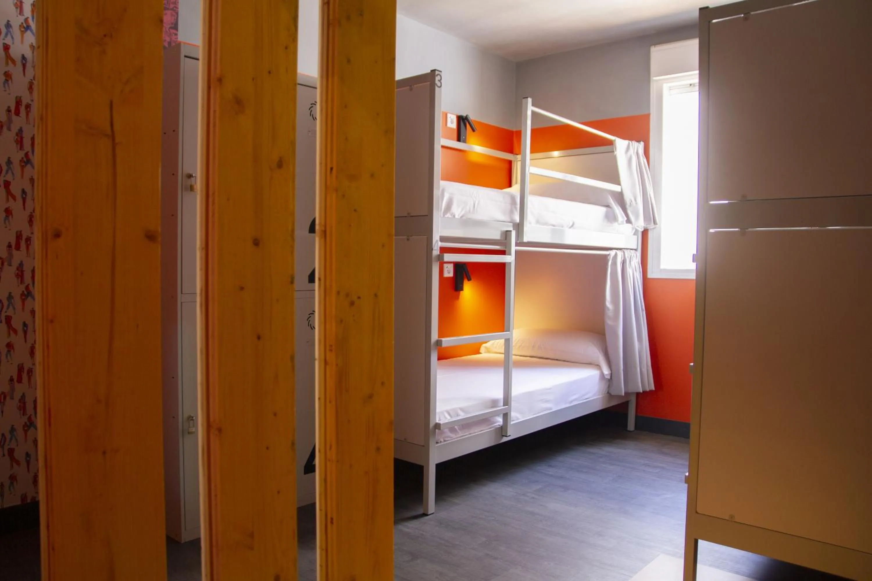 Photo of the whole room, Bed in room00 Valencia Hostel