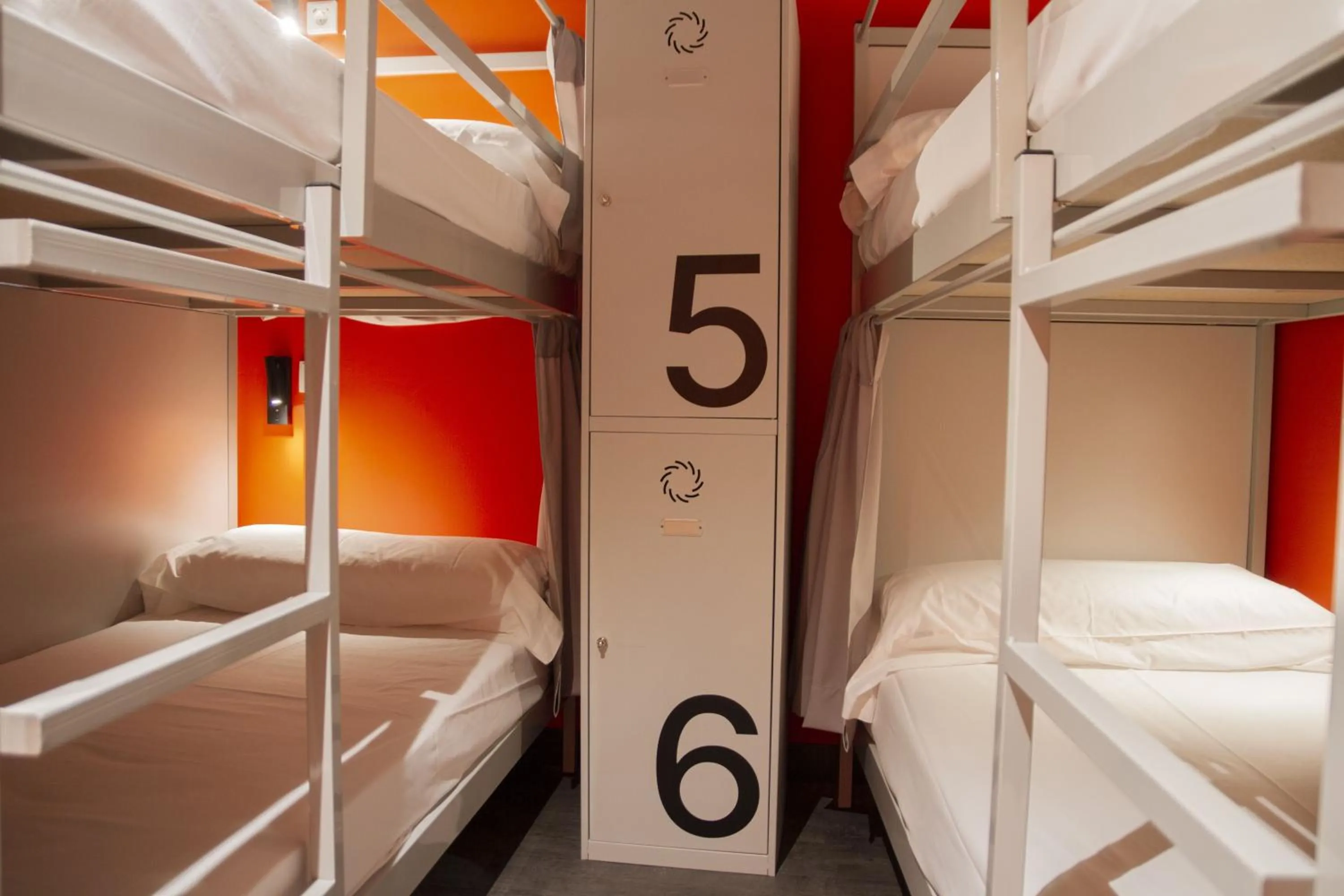 Bed in room00 Valencia Hostel