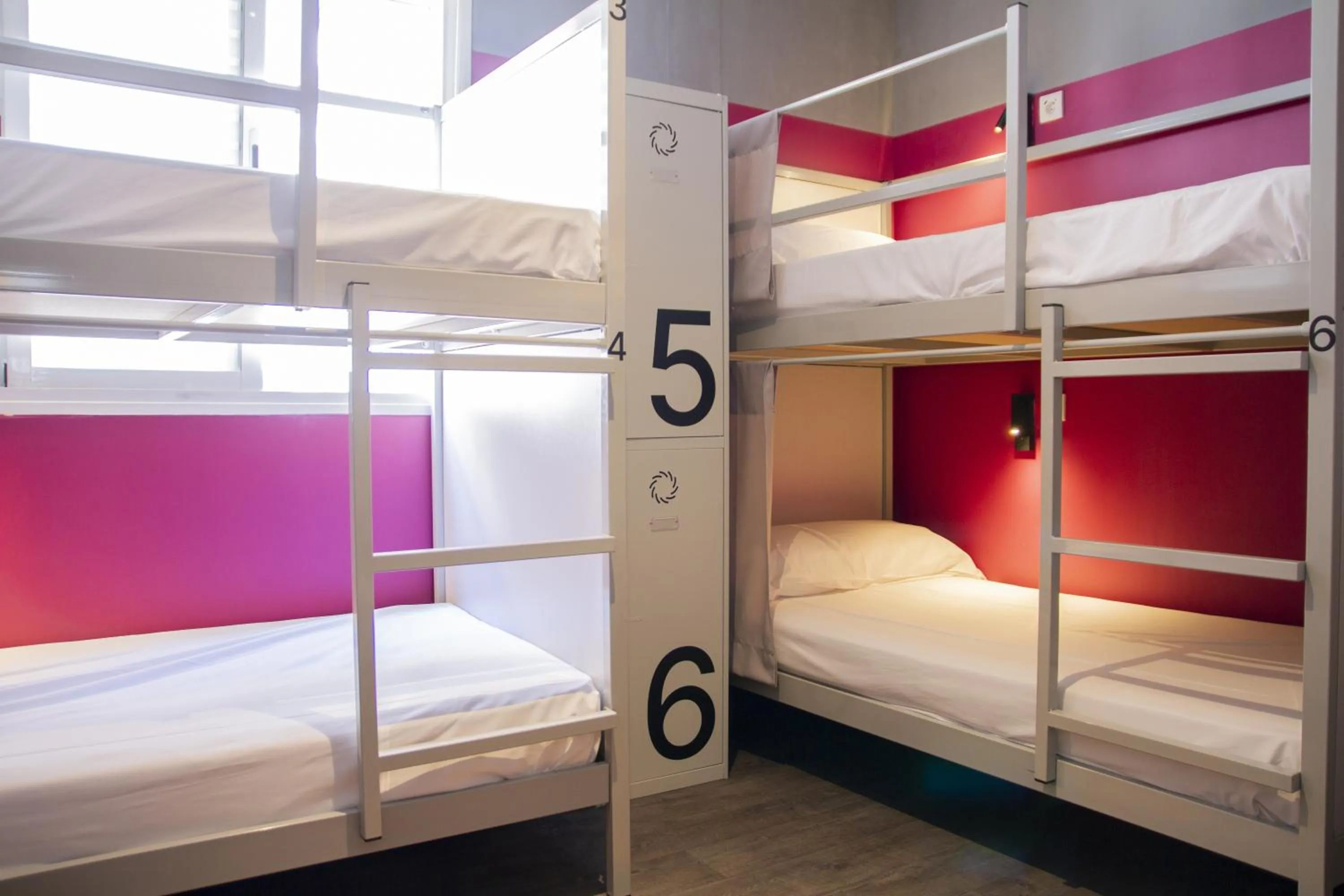 Photo of the whole room, Bed in room00 Valencia Hostel