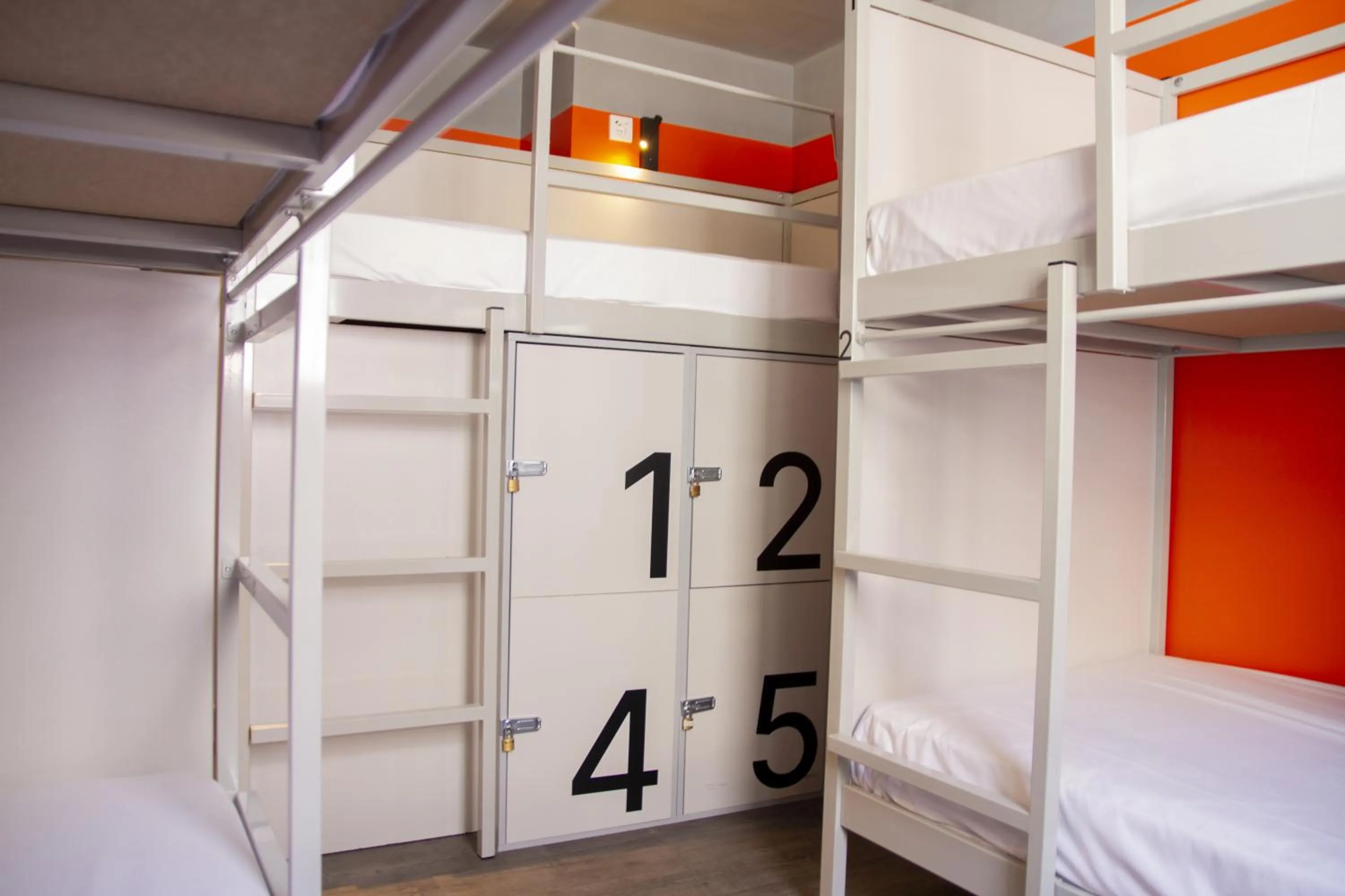 Photo of the whole room, Bed in room00 Valencia Hostel