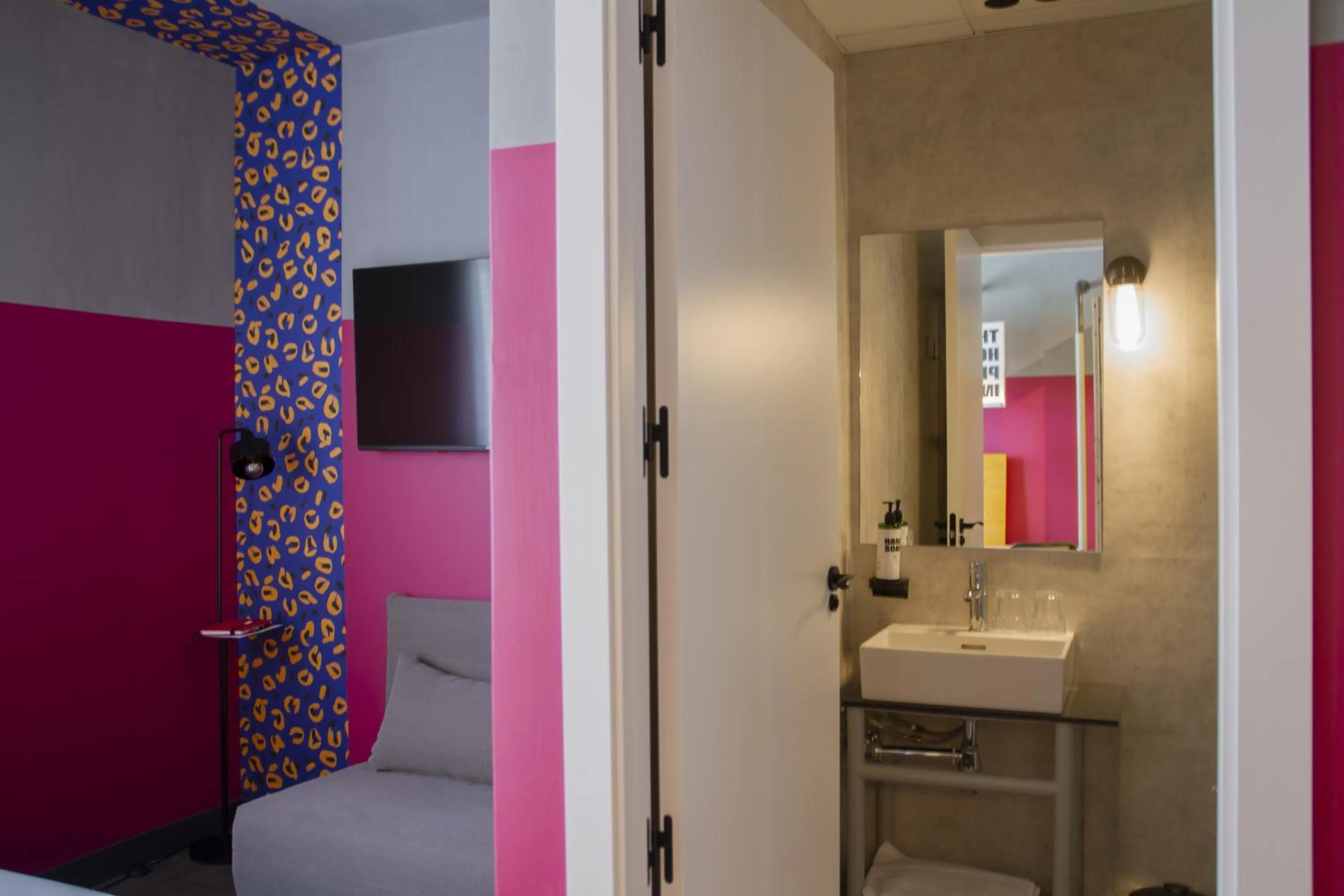 Bathroom in room00 Valencia Hostel