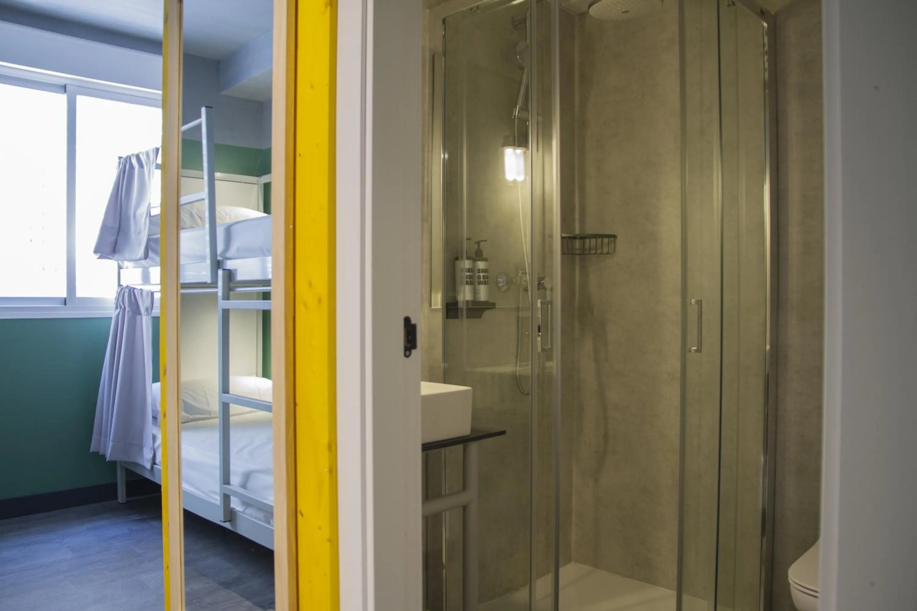 Bathroom in room00 Valencia Hostel