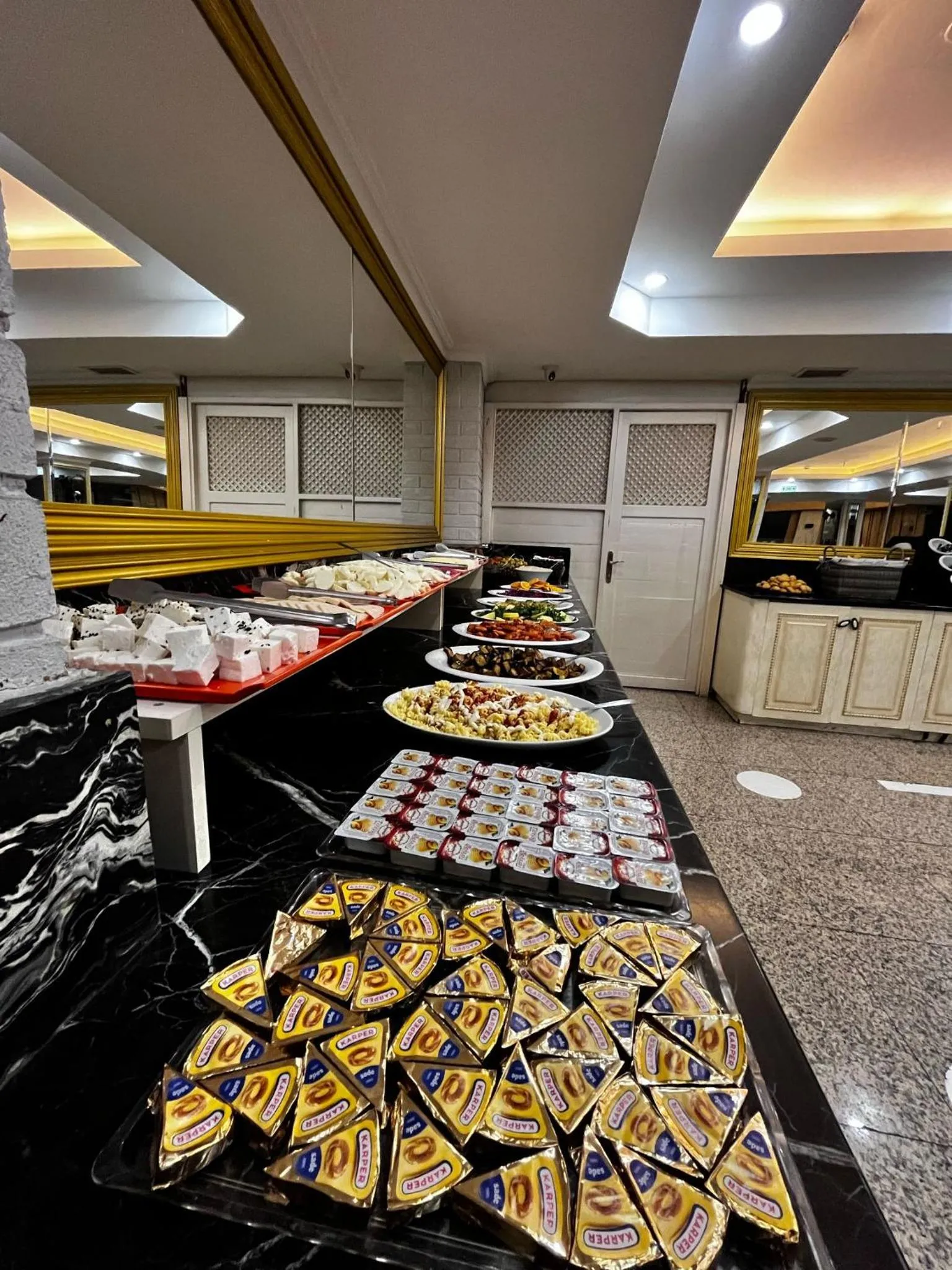 Restaurant/places to eat in Seher HOTEL