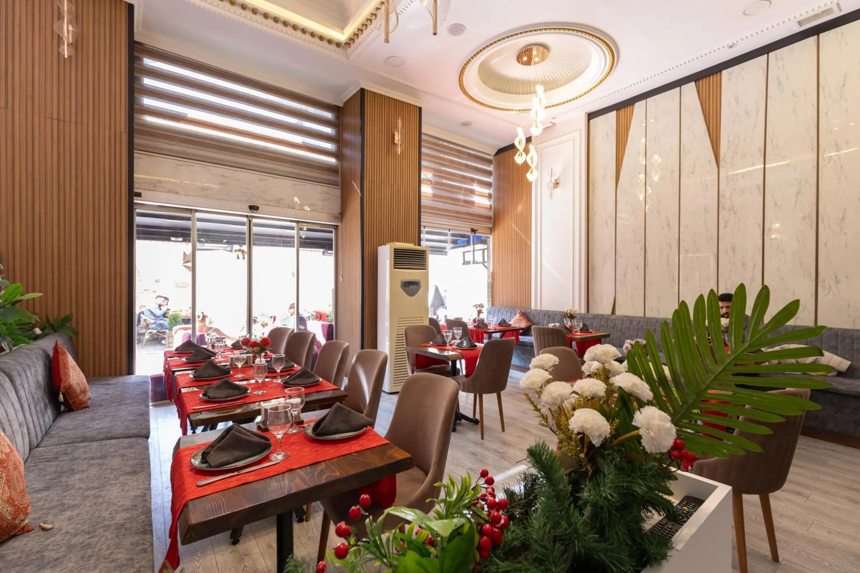 Restaurant/places to eat in Seher HOTEL