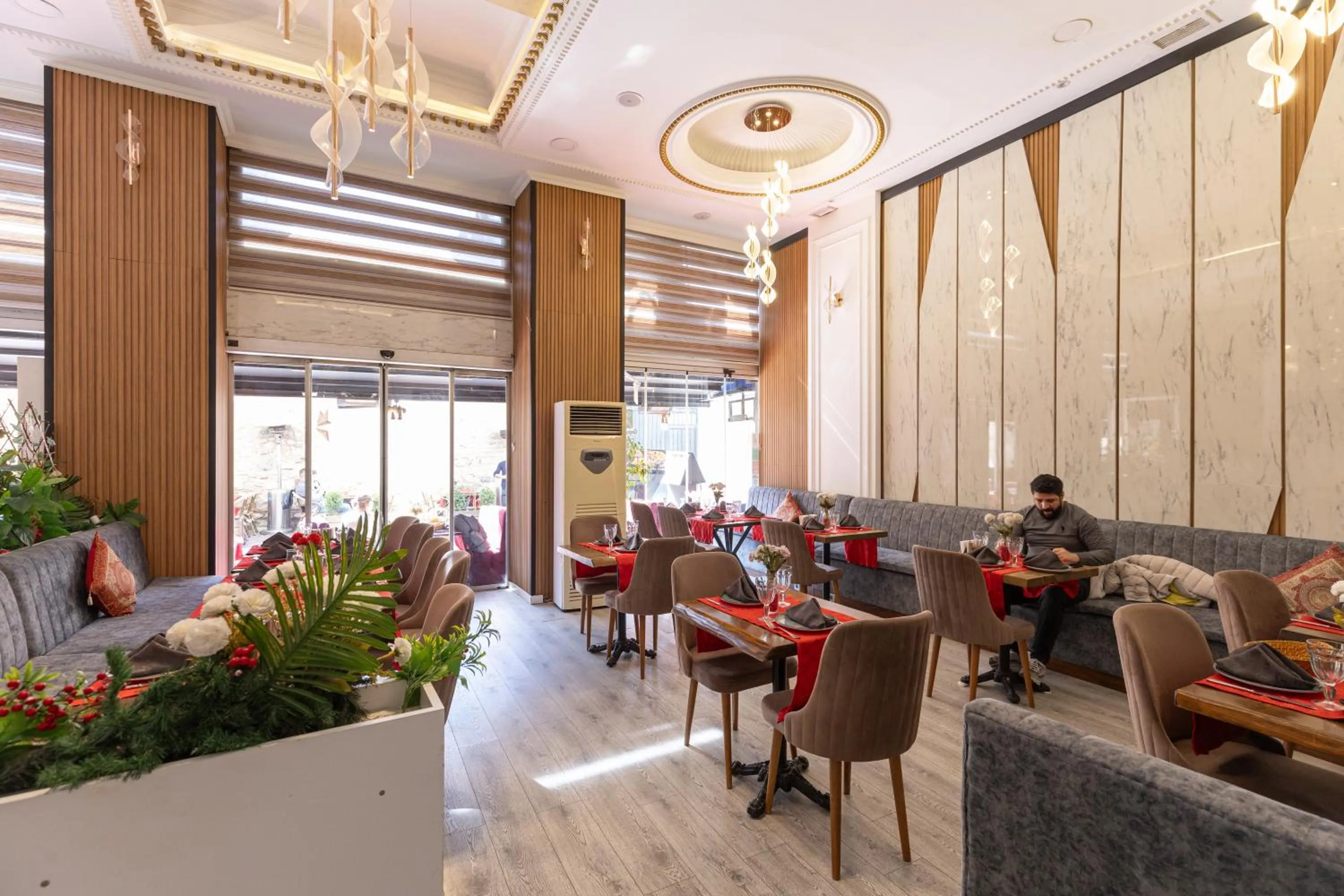 Restaurant/places to eat in Seher HOTEL