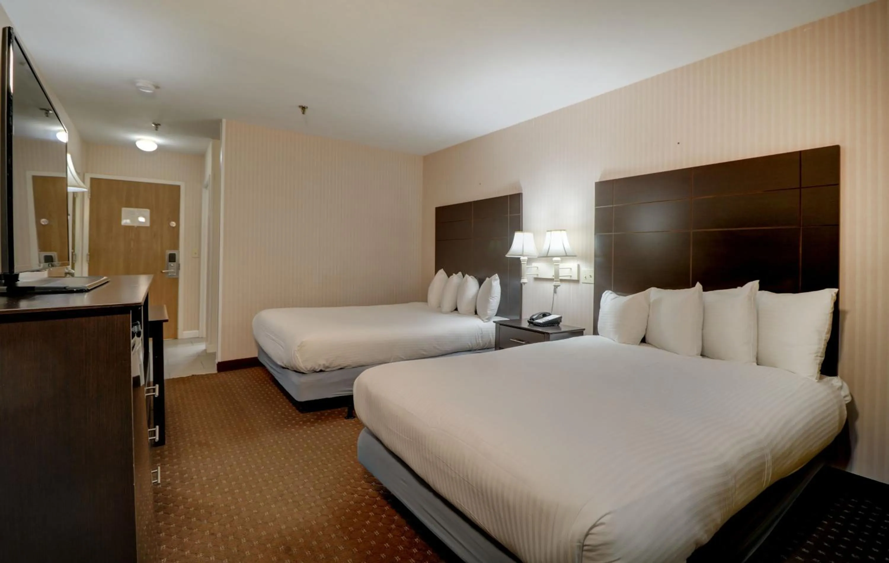 Bed in Anchorage Inn and Suites