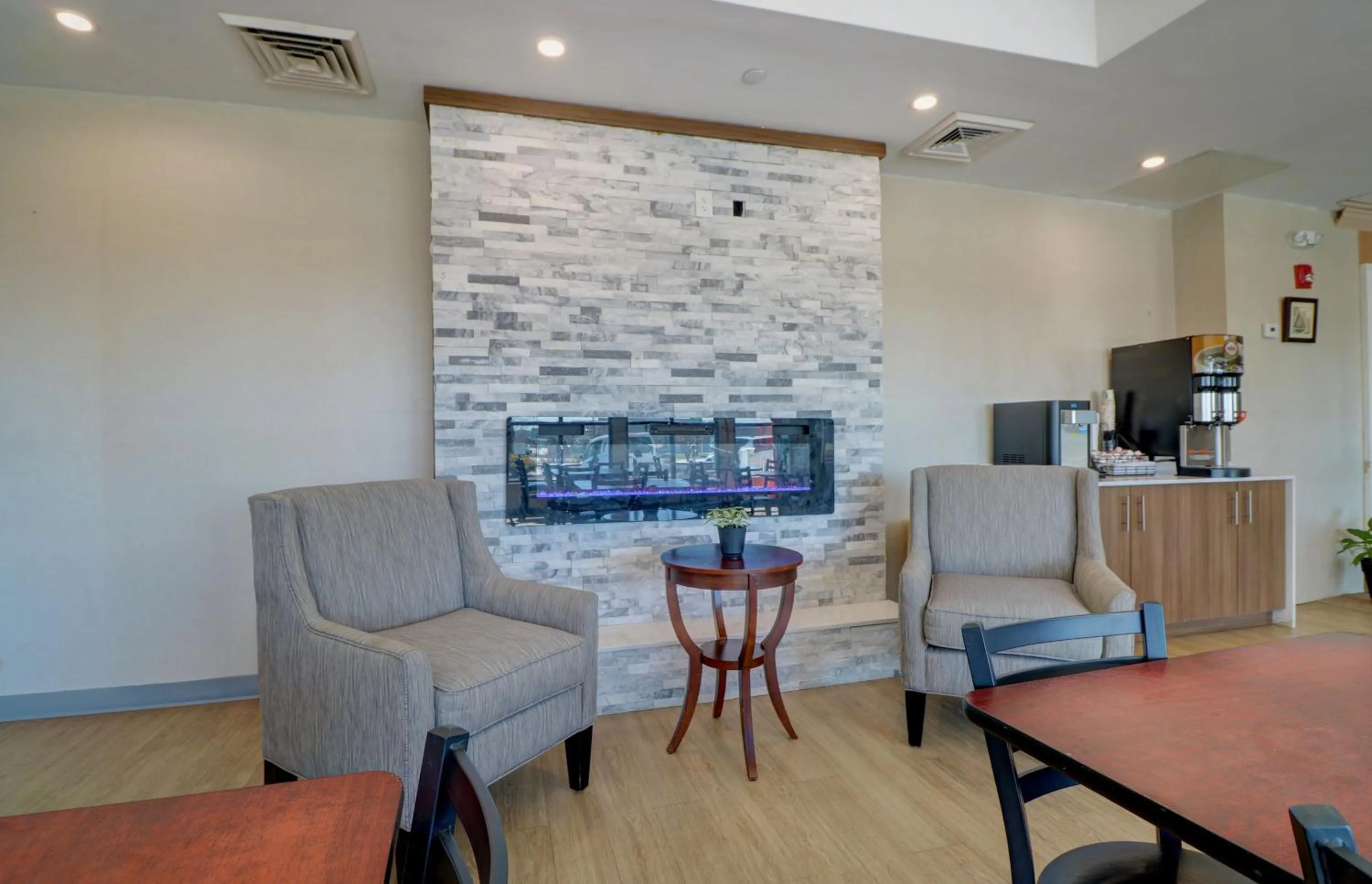 Seating area in Anchorage Inn and Suites