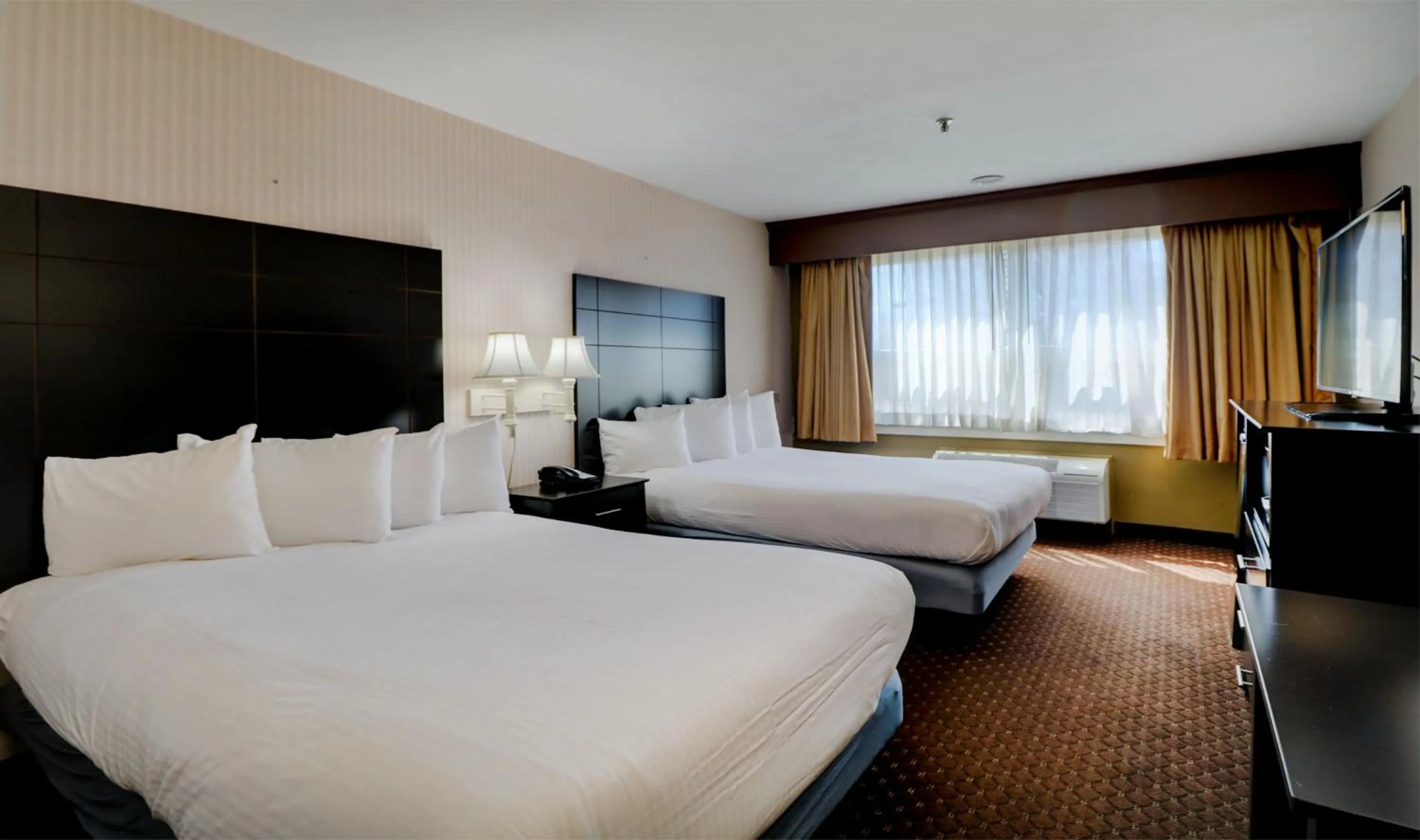 Bed in Anchorage Inn and Suites