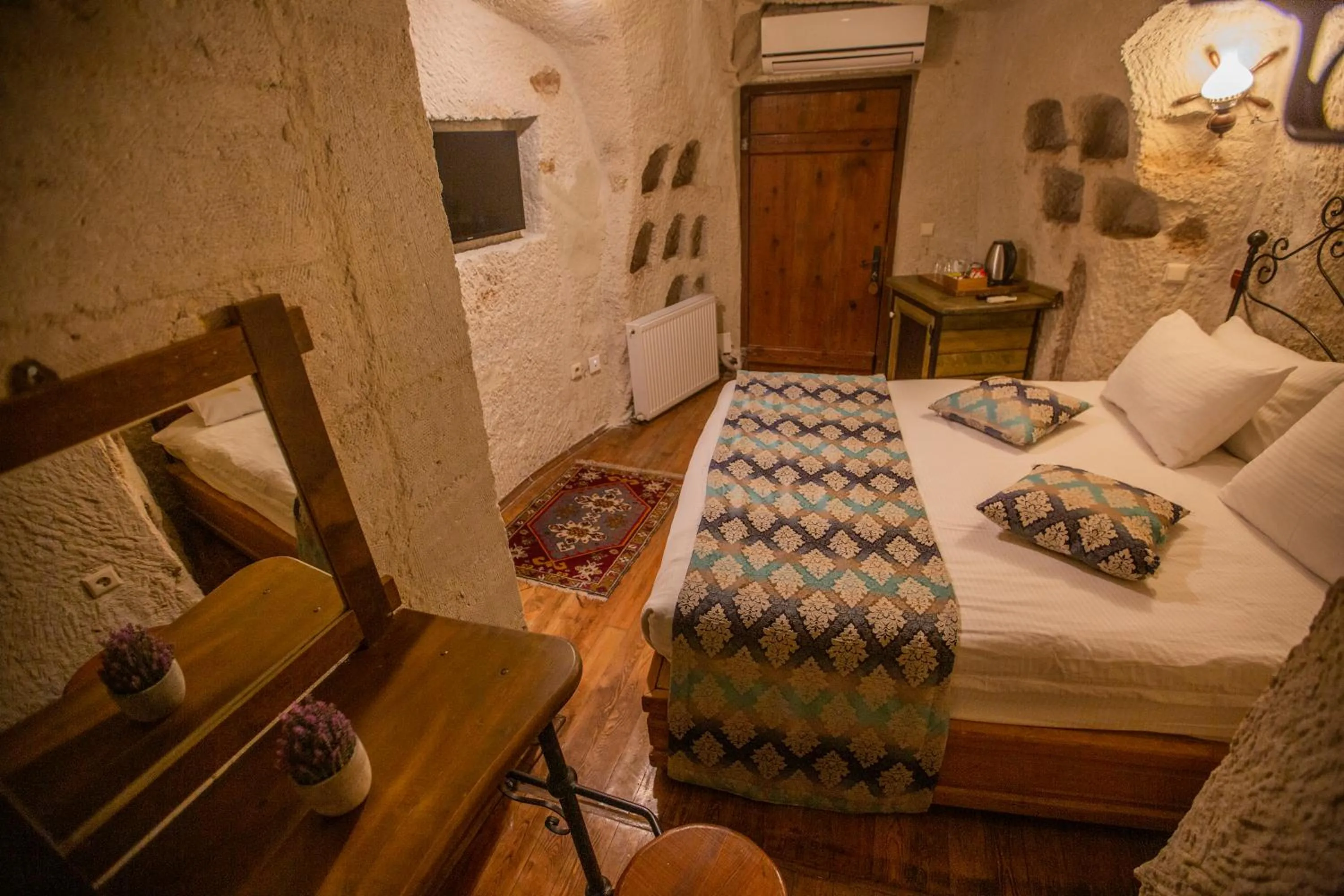Bed in Divan Cave House