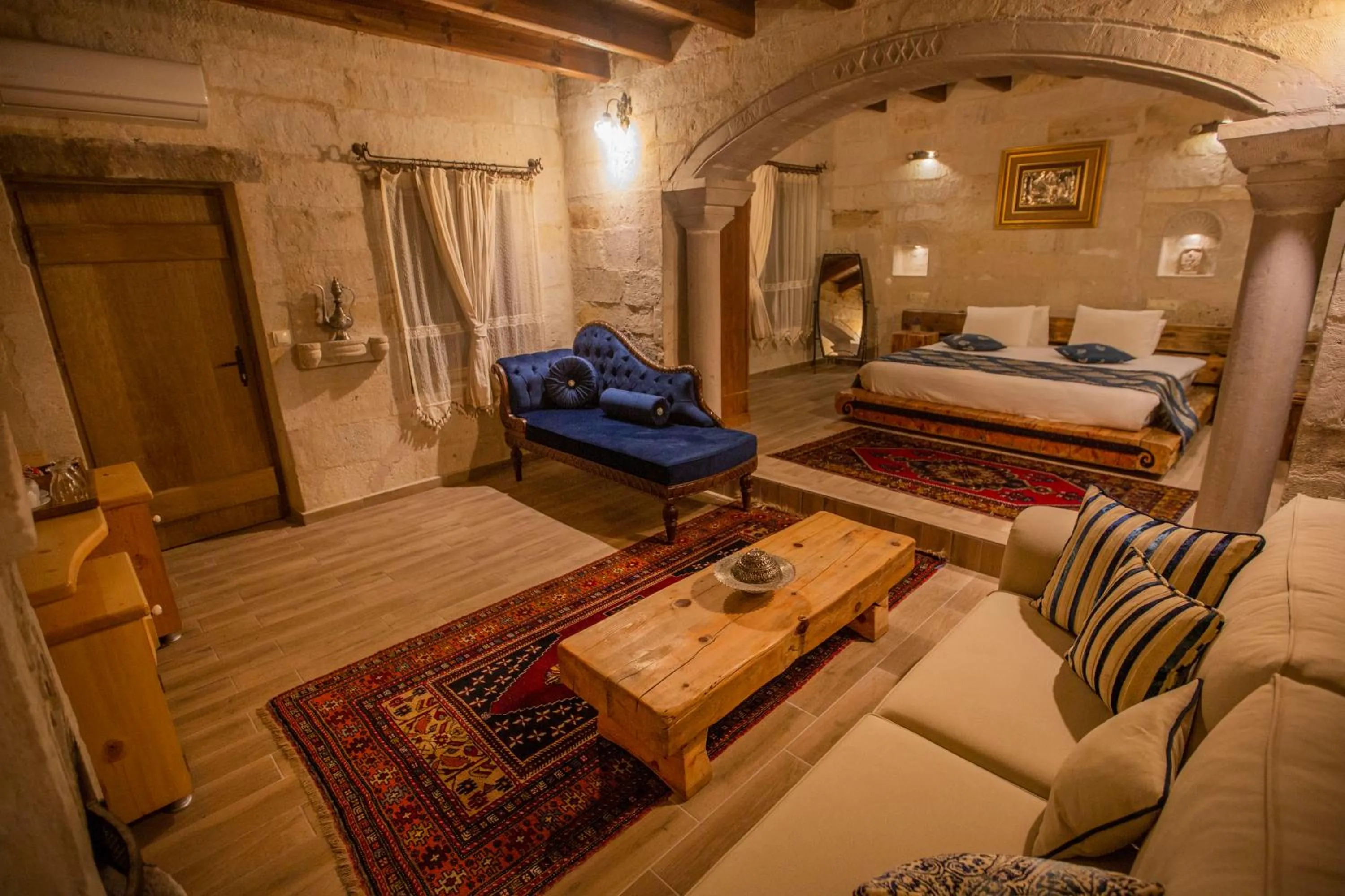 Bed in Divan Cave House