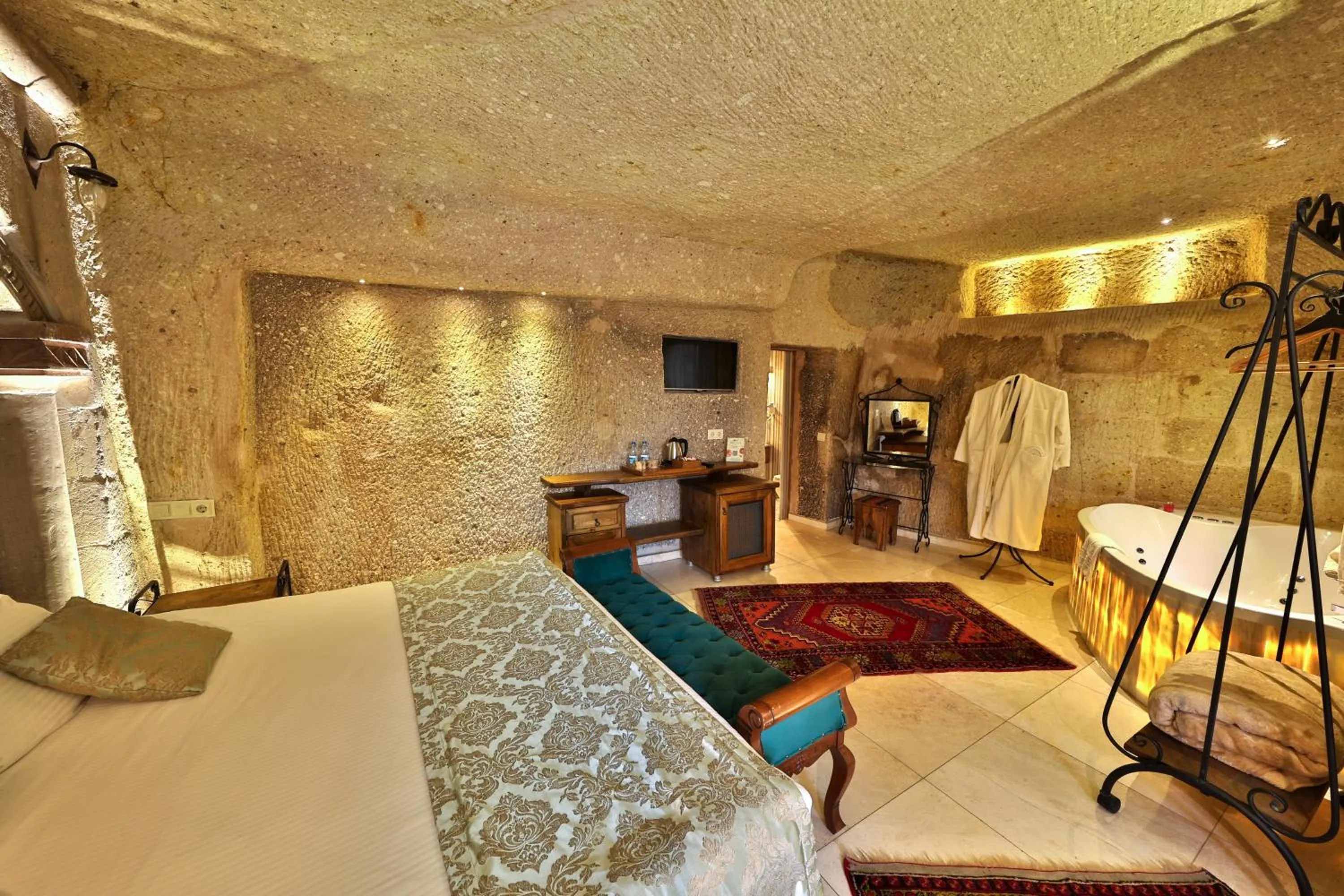 Bed in Divan Cave House