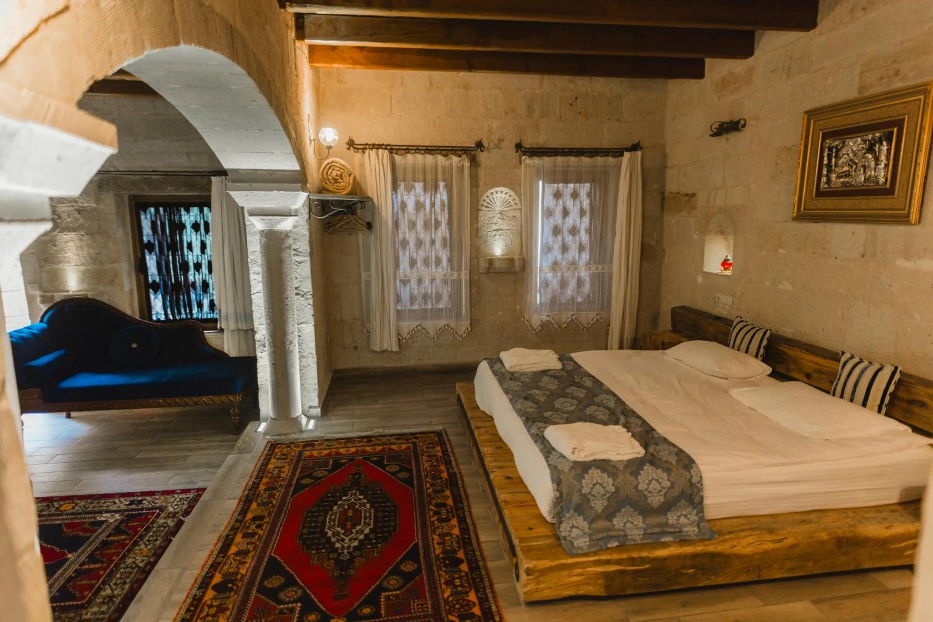 Bed in Divan Cave House
