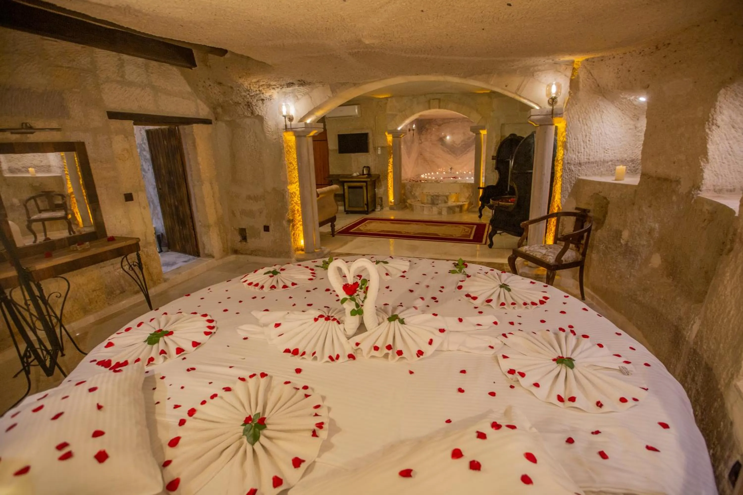 Bed in Divan Cave House