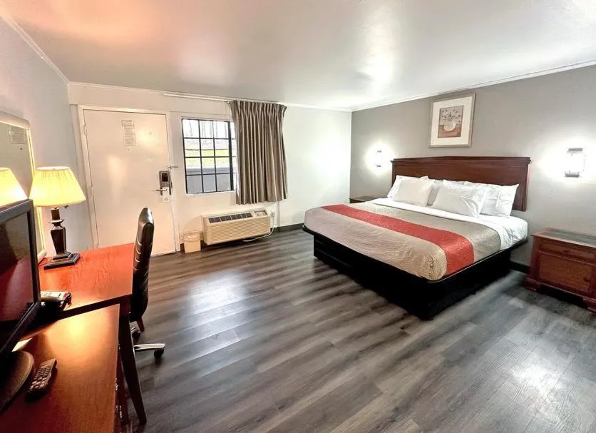 Bedroom, Bed in Red Carpet Inn - Stamford