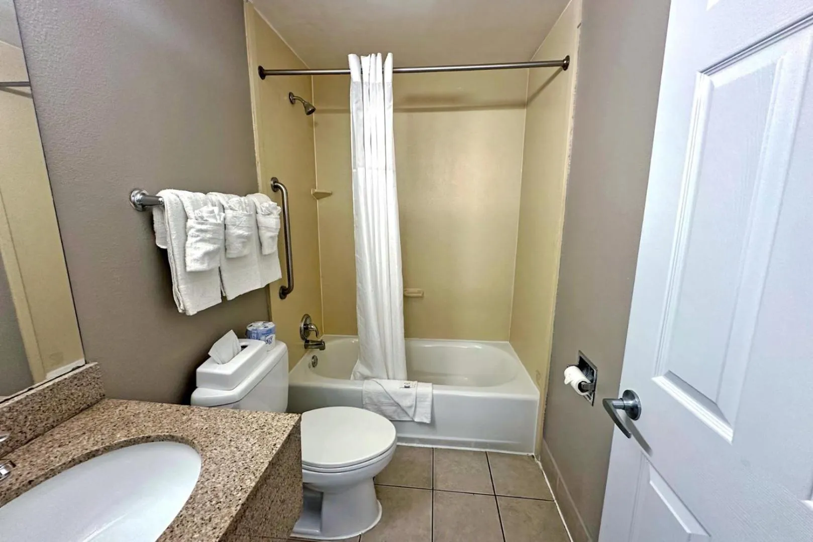 Bathroom in Red Carpet Inn - Stamford