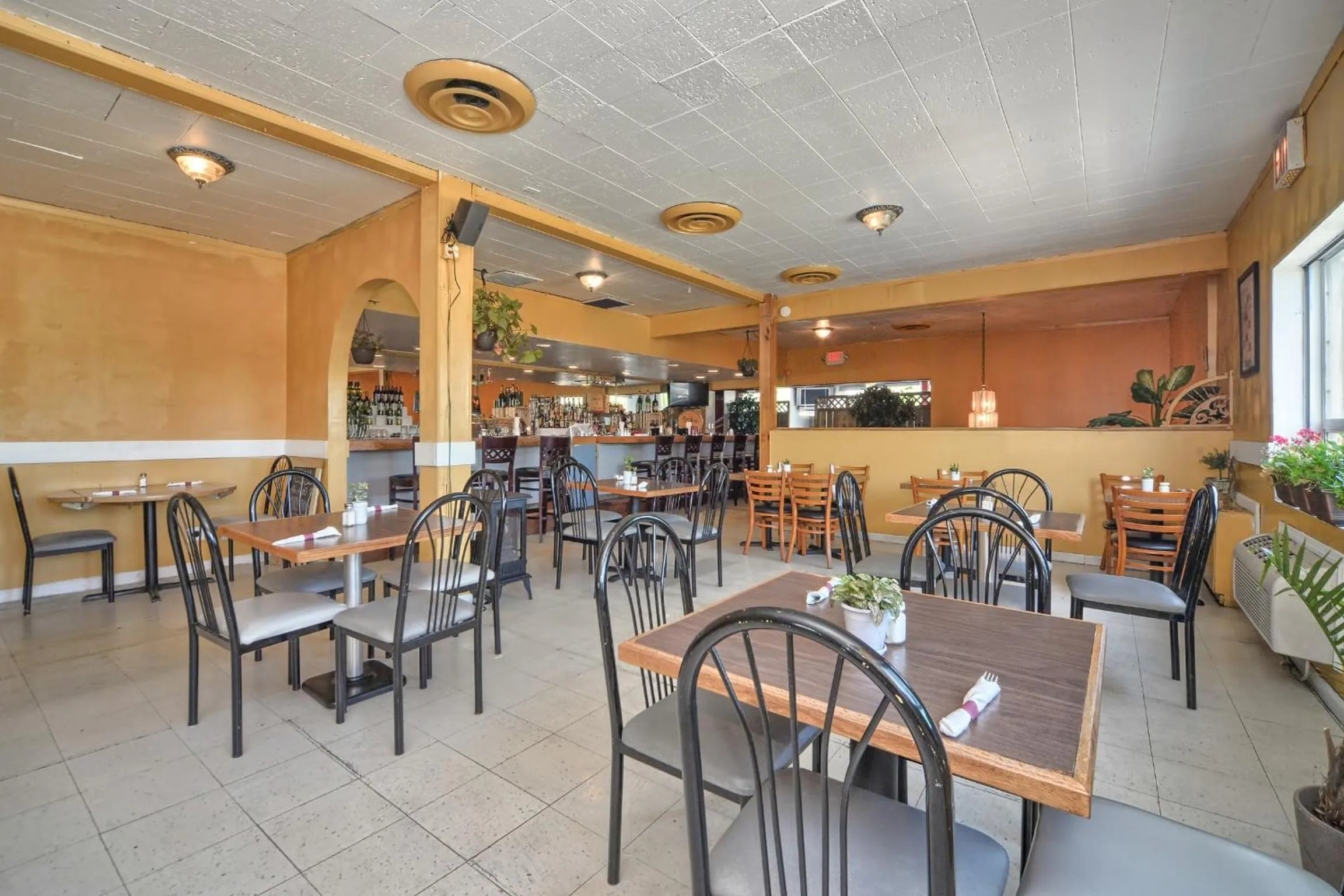 Restaurant/places to eat in Red Carpet Inn - Stamford