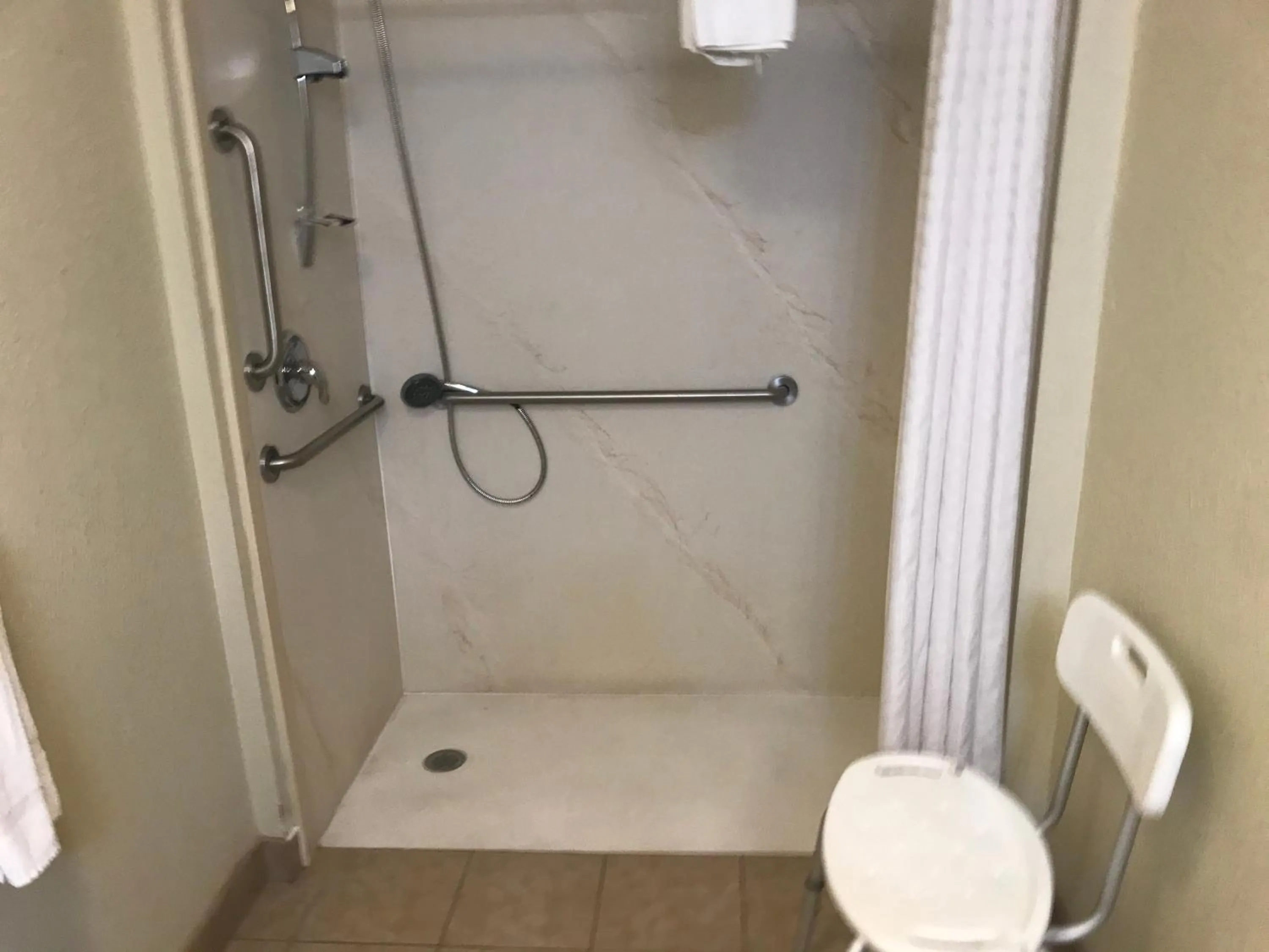 Shower in Red Carpet Inn - Stamford