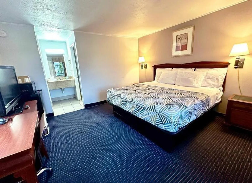 Bedroom, Bed in Red Carpet Inn - Stamford