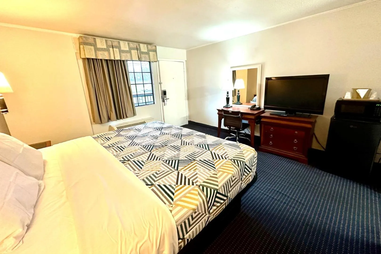 Bedroom, Bed in Red Carpet Inn - Stamford