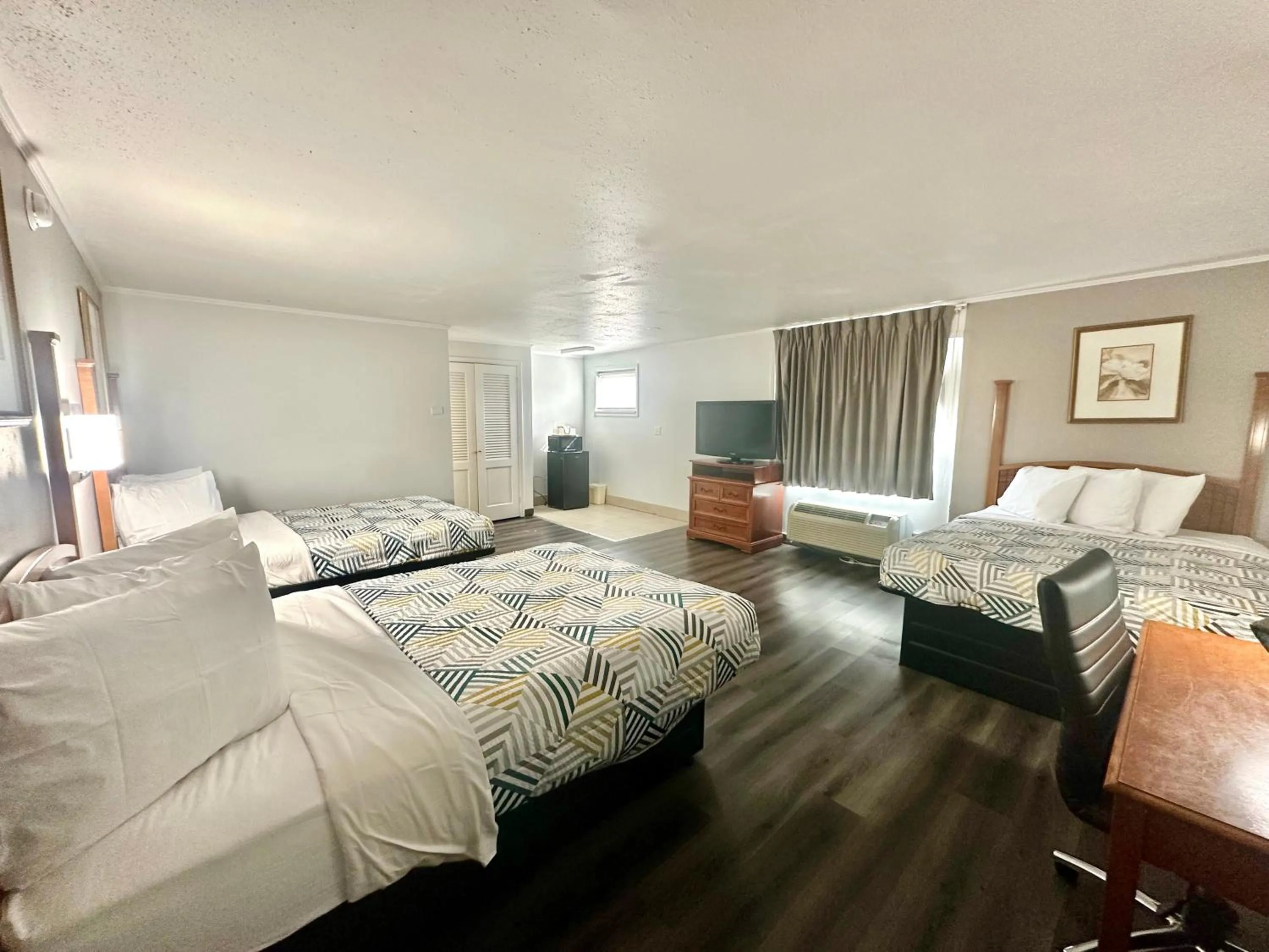 Photo of the whole room, Bed in Red Carpet Inn - Stamford