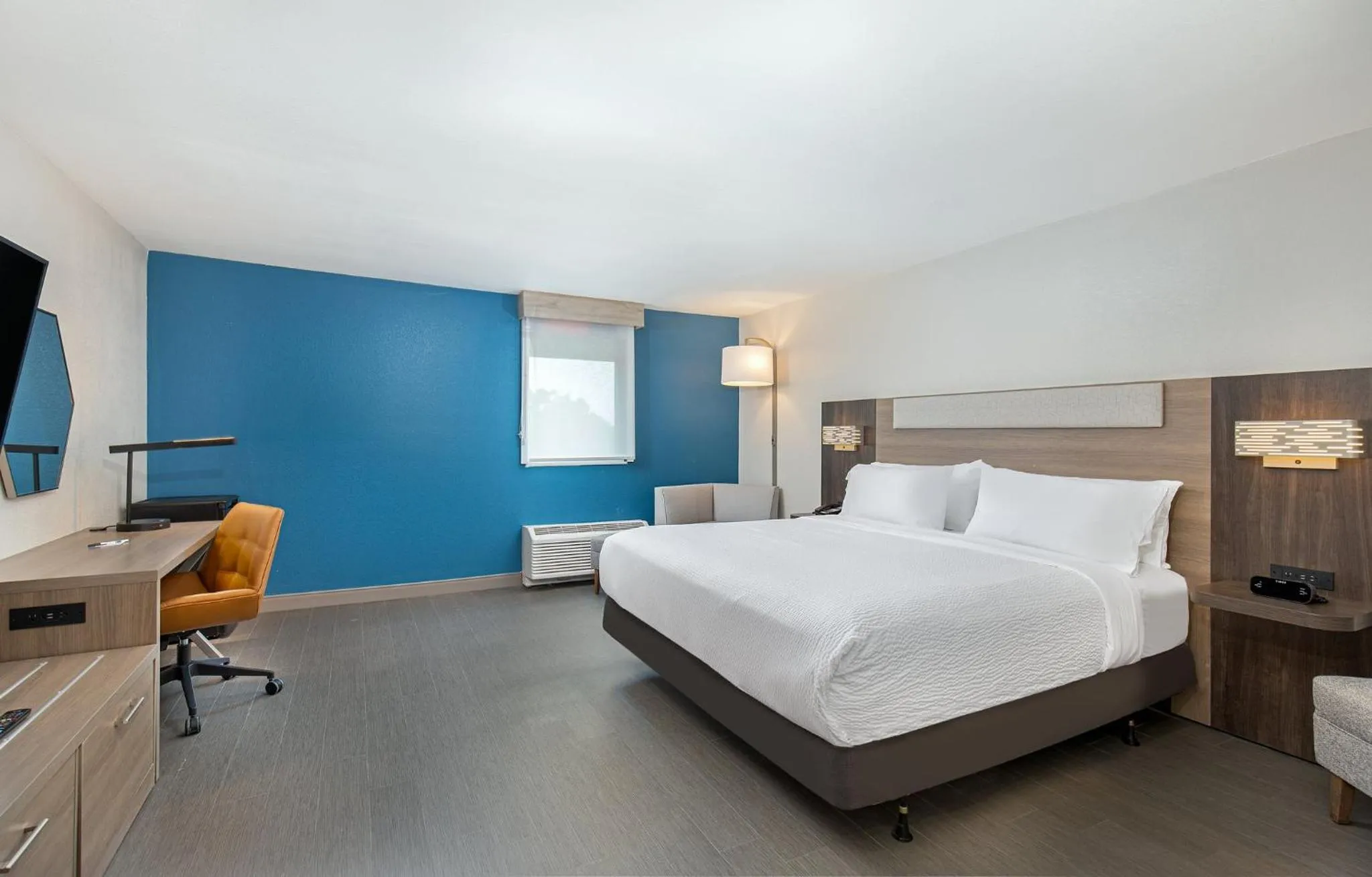 Photo of the whole room, Bed in Holiday Inn Express Atlanta Airport - North by IHG