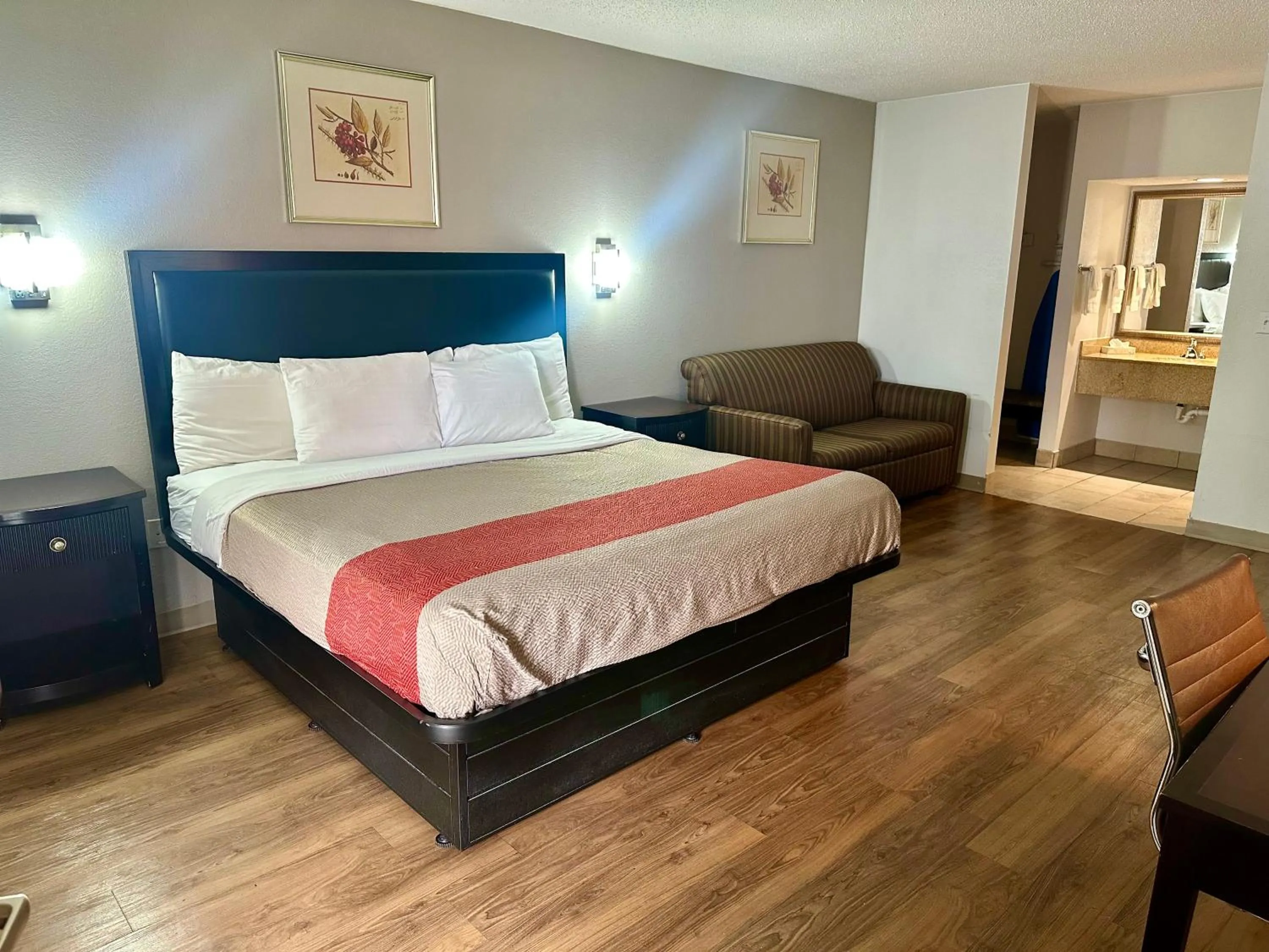 Photo of the whole room, Bed in Red Carpet Inn Norwalk