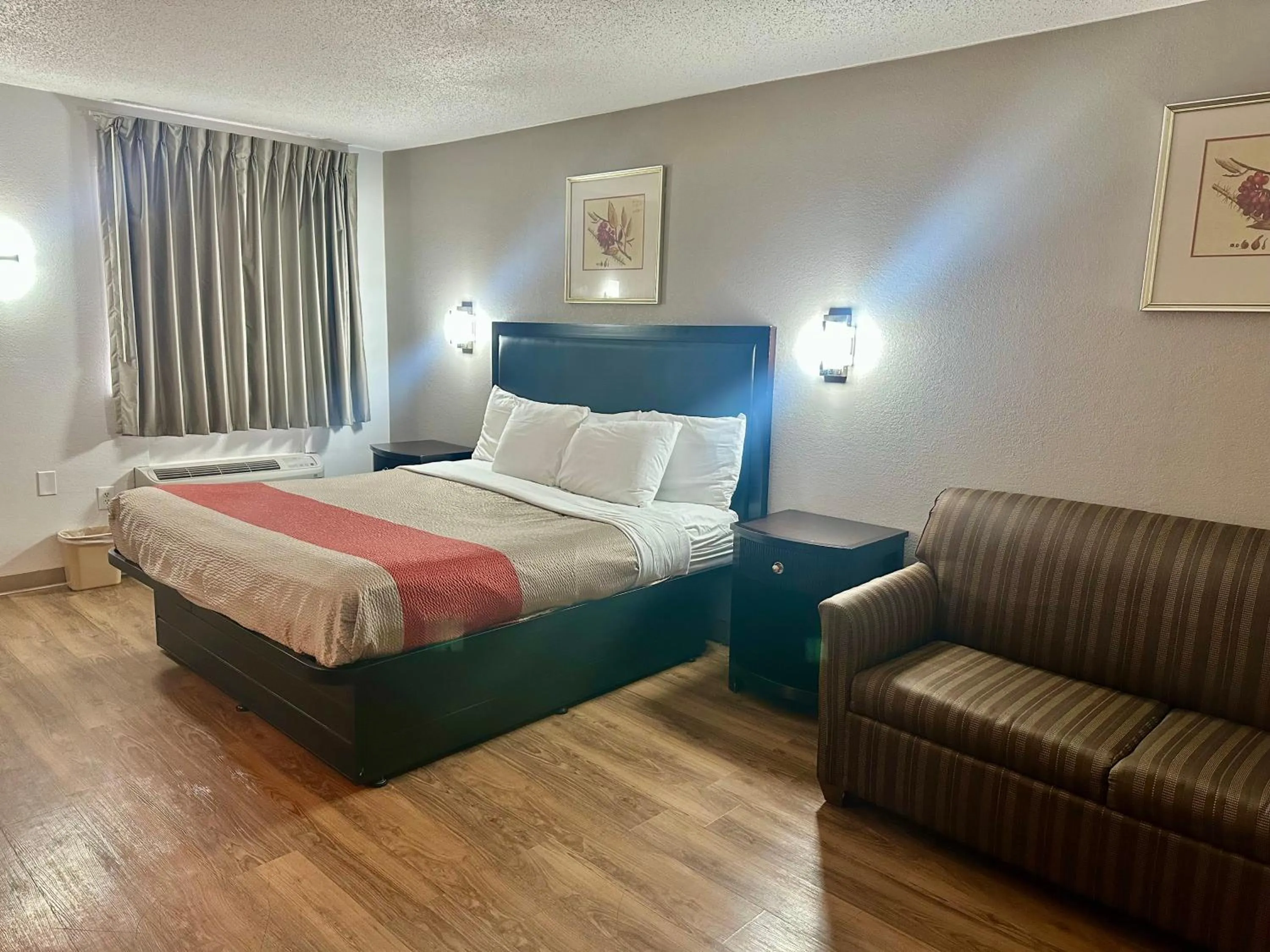 Photo of the whole room, Bed in Red Carpet Inn Norwalk