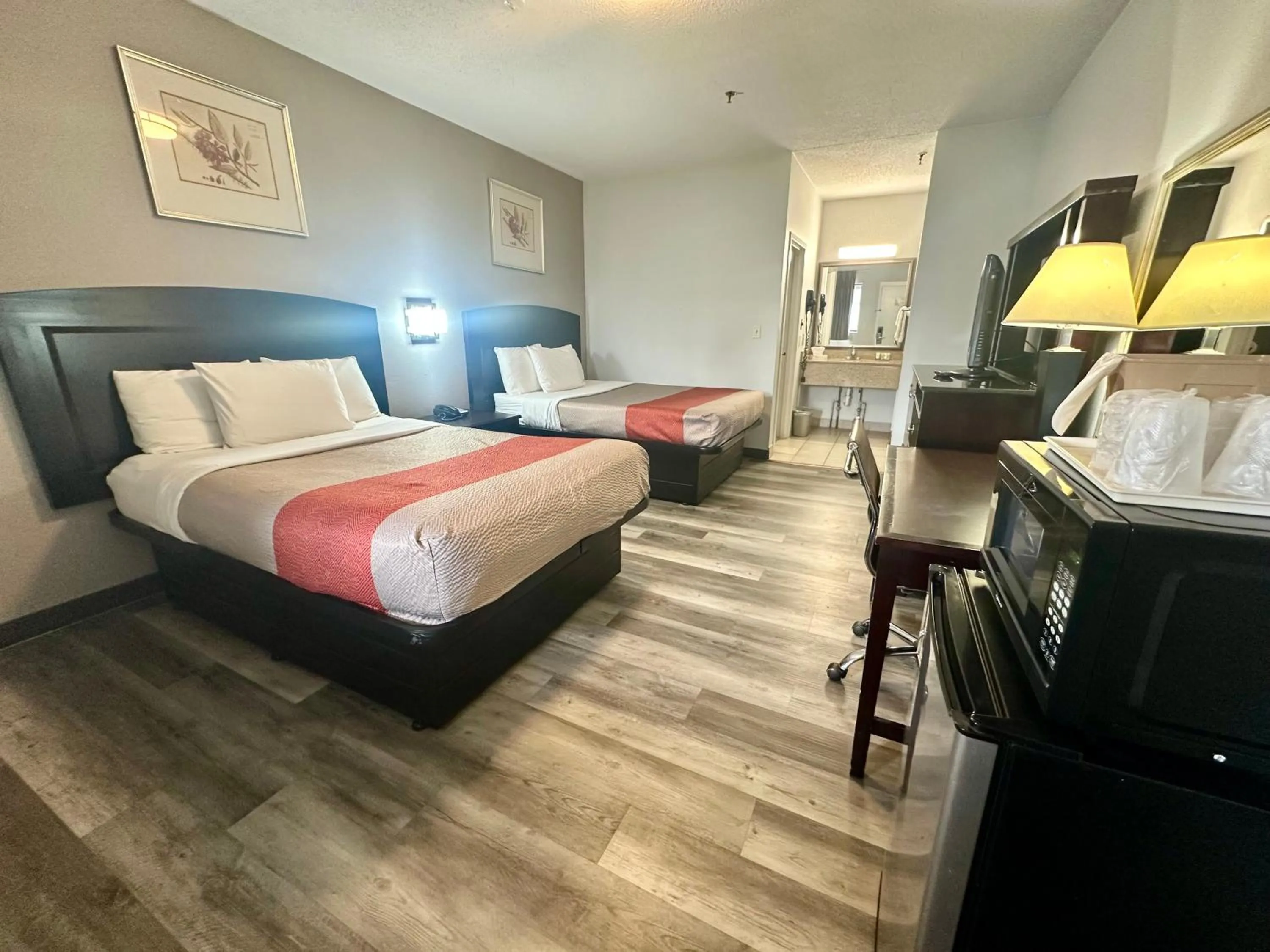 Photo of the whole room, Bed in Red Carpet Inn Norwalk