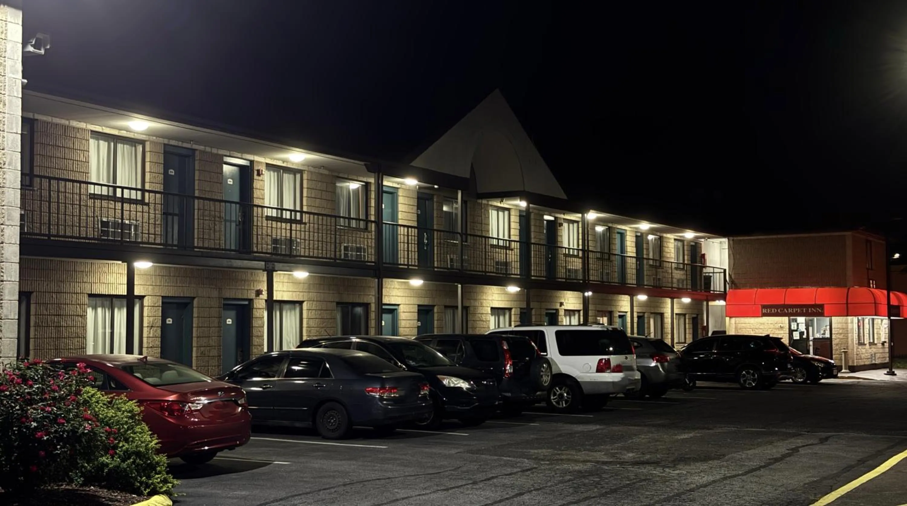 Property building in Red Carpet Inn Norwalk