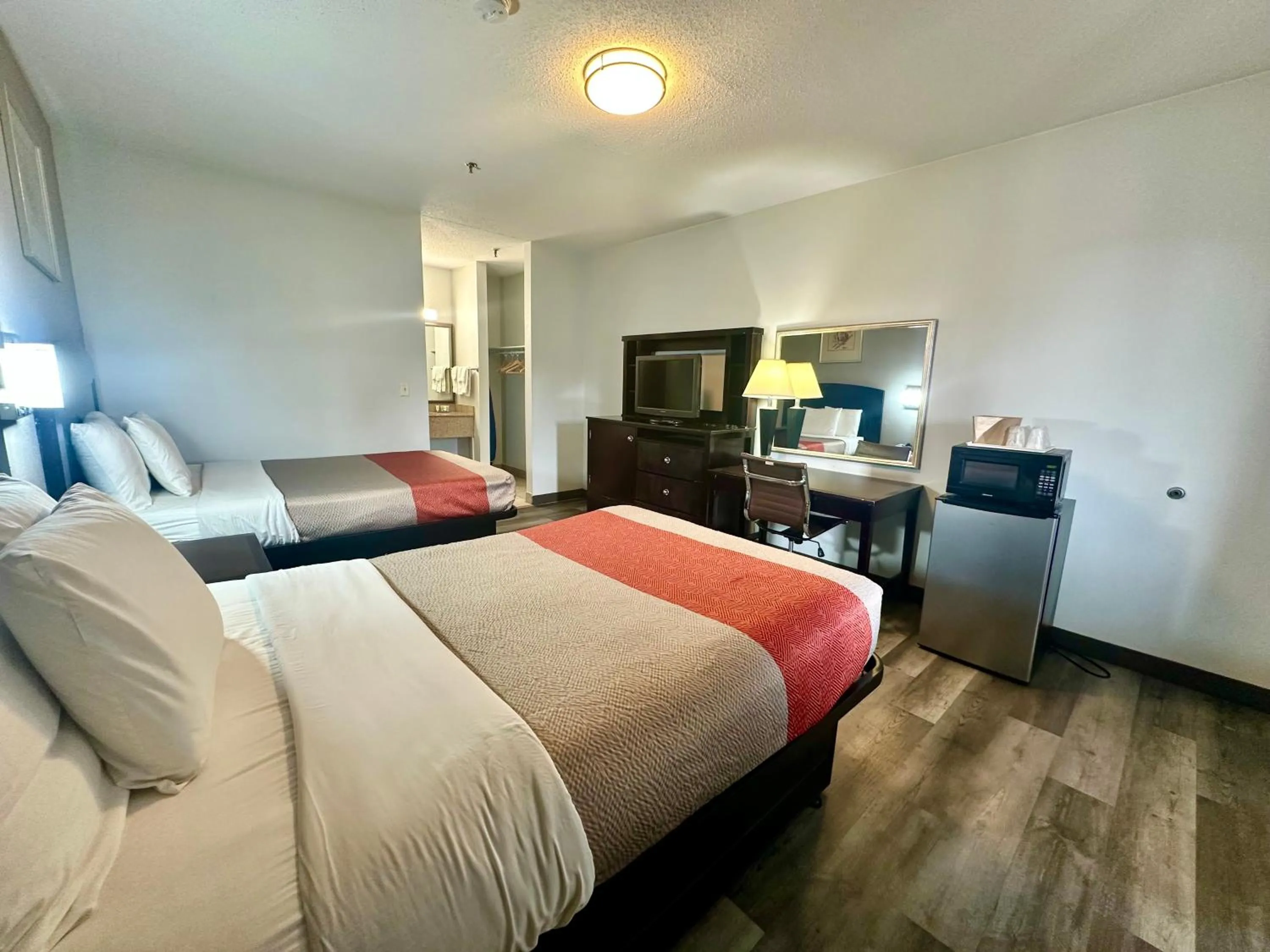 Photo of the whole room, Bed in Red Carpet Inn Norwalk