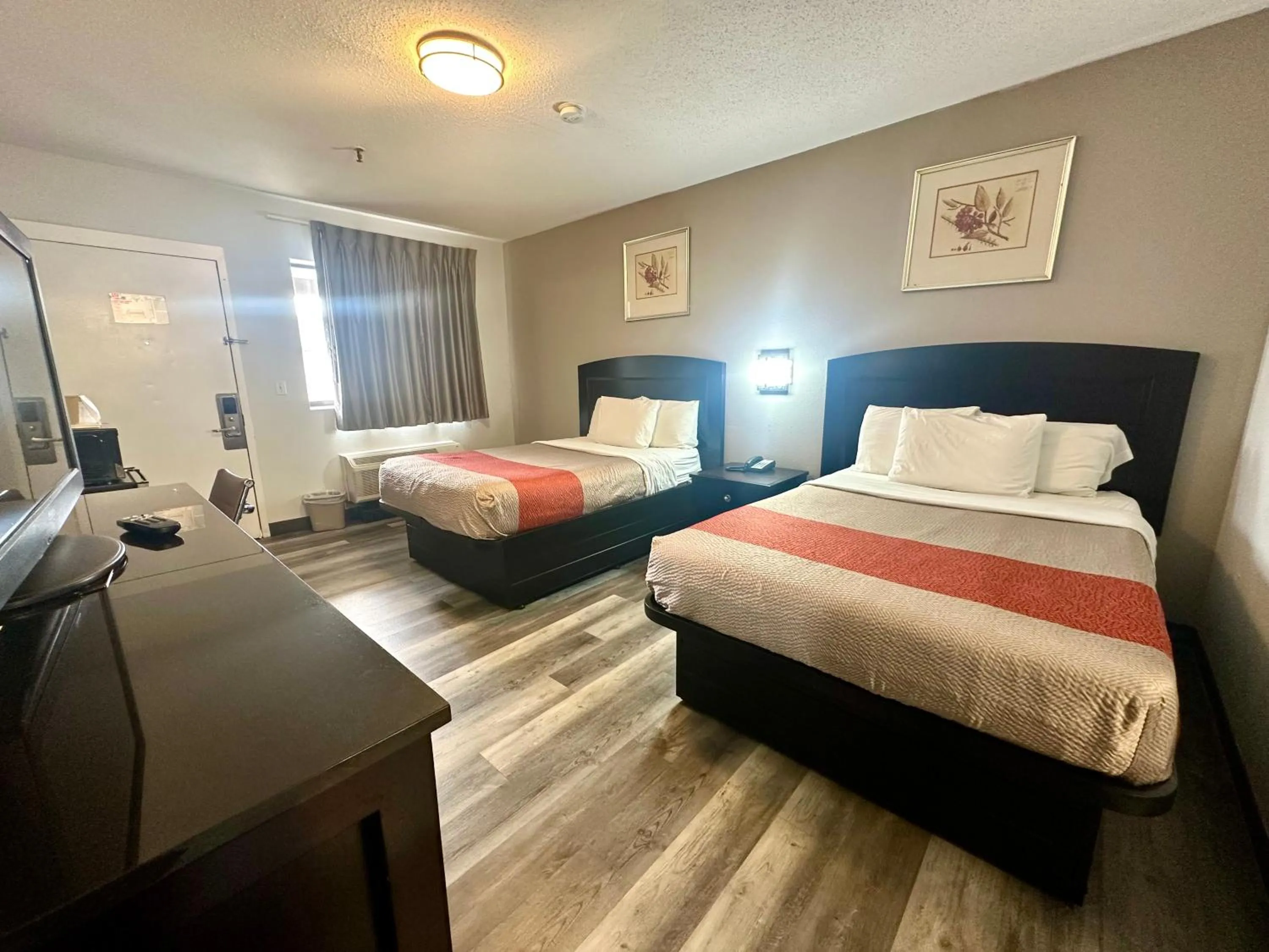 Photo of the whole room, Bed in Red Carpet Inn Norwalk