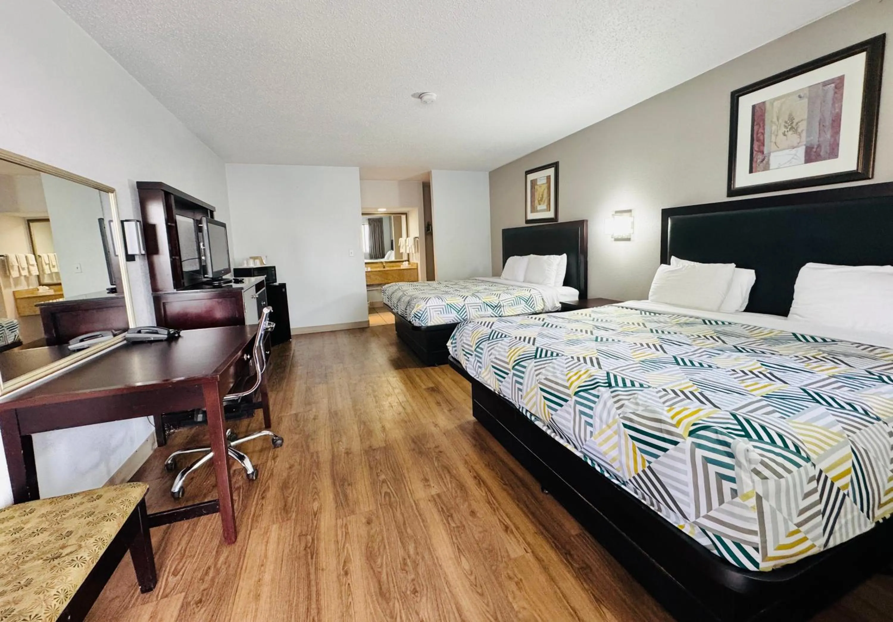 Photo of the whole room, Bed in Red Carpet Inn Norwalk