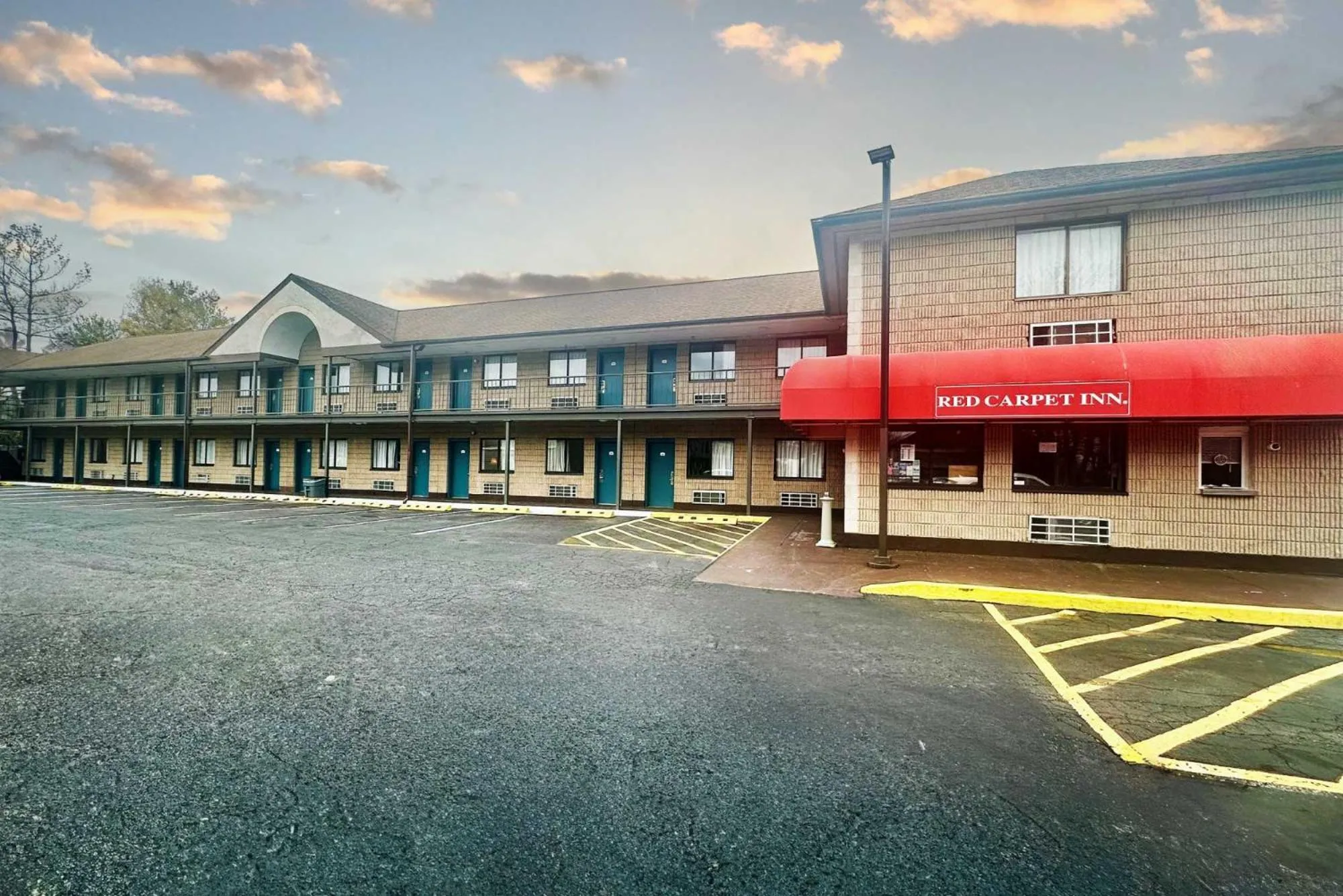 Property building in Red Carpet Inn Norwalk