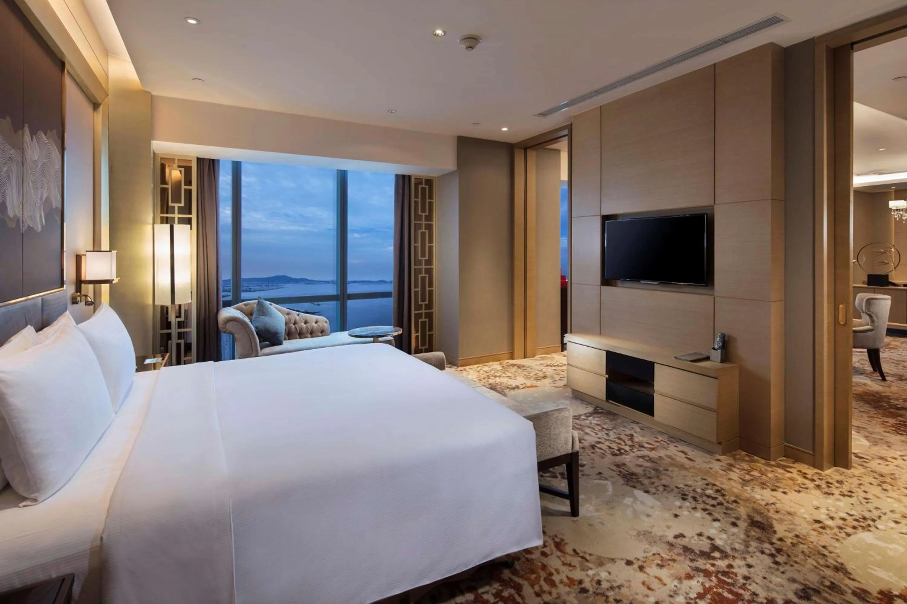 Bedroom, Bed in Hilton Yantai