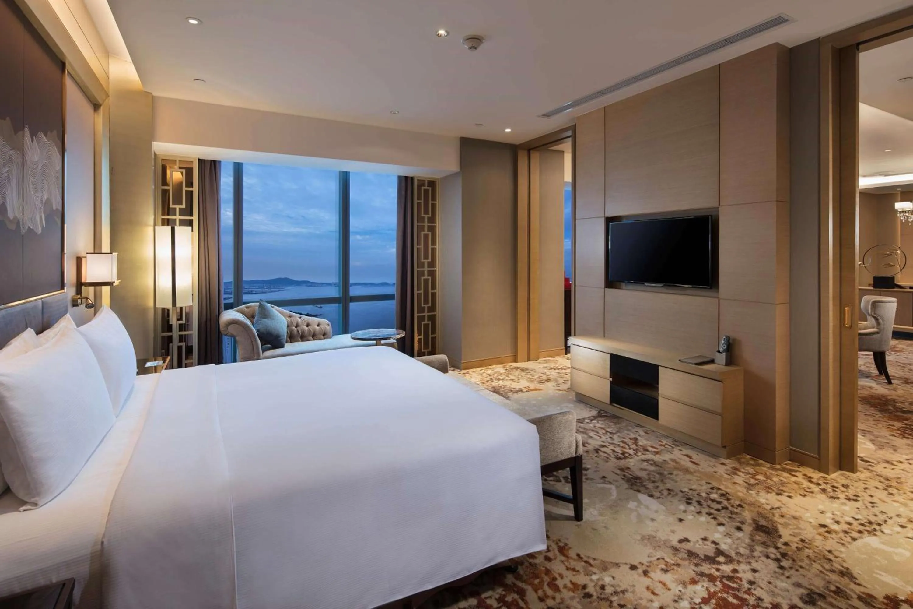 Bedroom, Bed in Hilton Yantai
