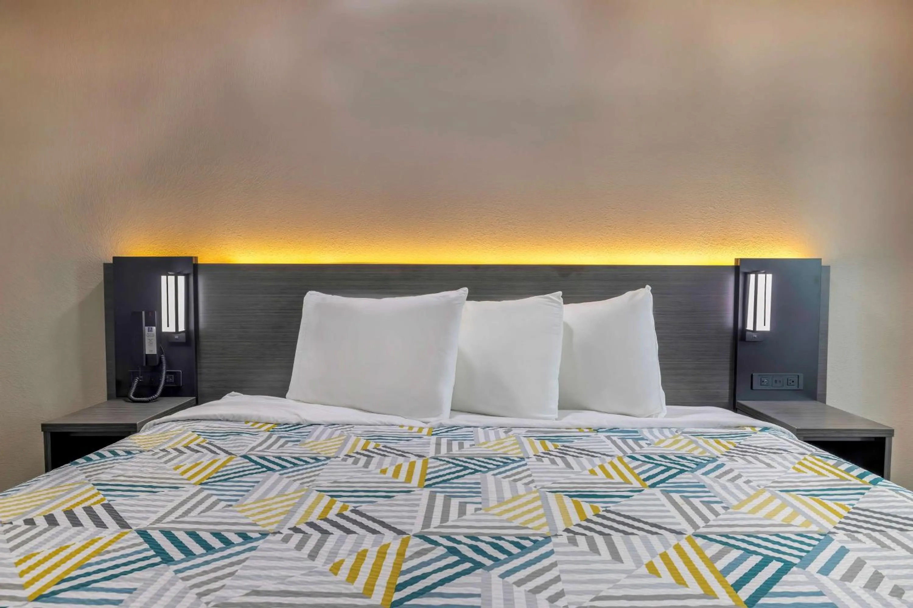 Bedroom, Bed in Motel 6-Fort Worth, TX - Burleson