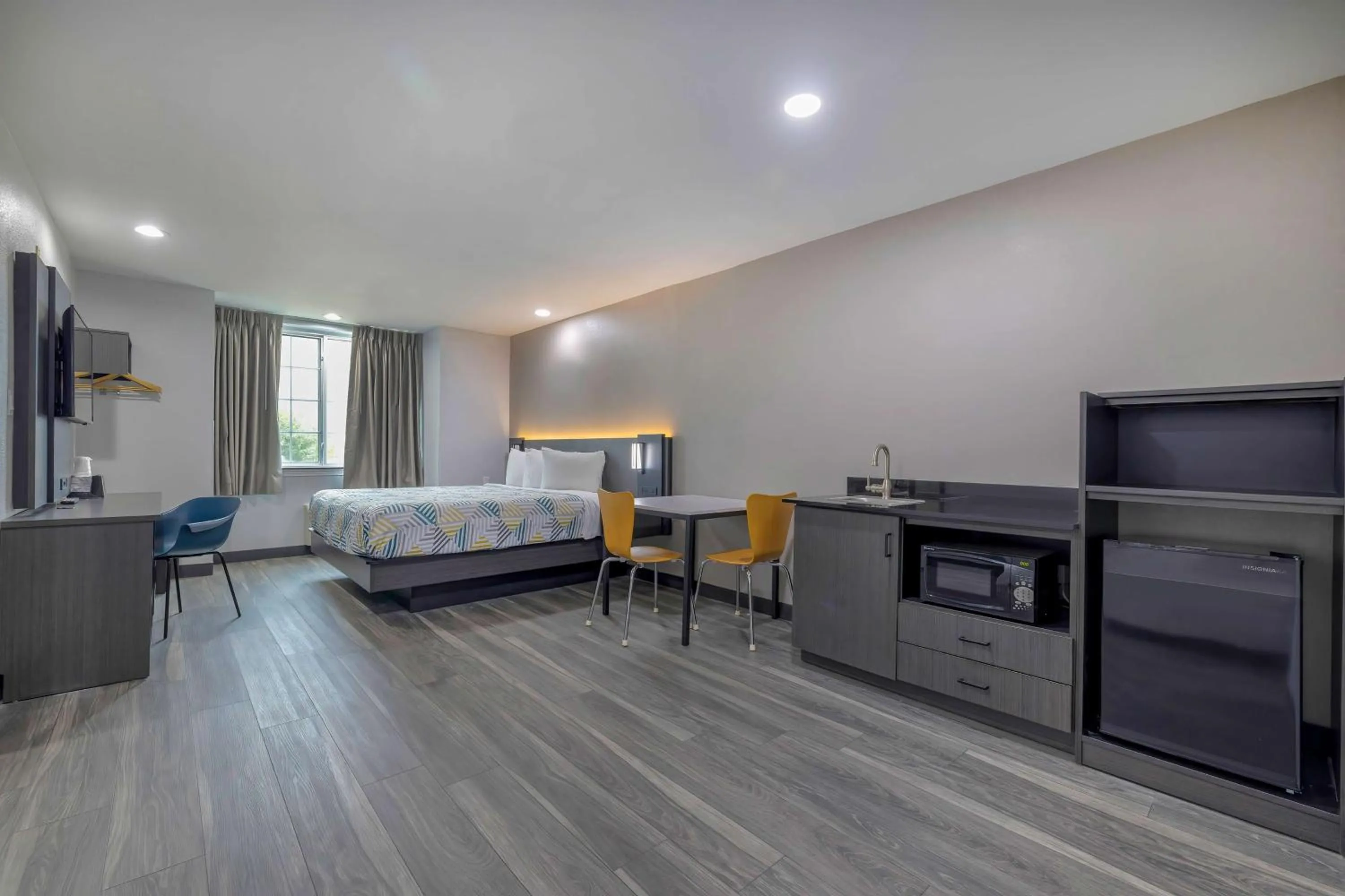 Photo of the whole room, Bed in Motel 6-Fort Worth, TX - Burleson