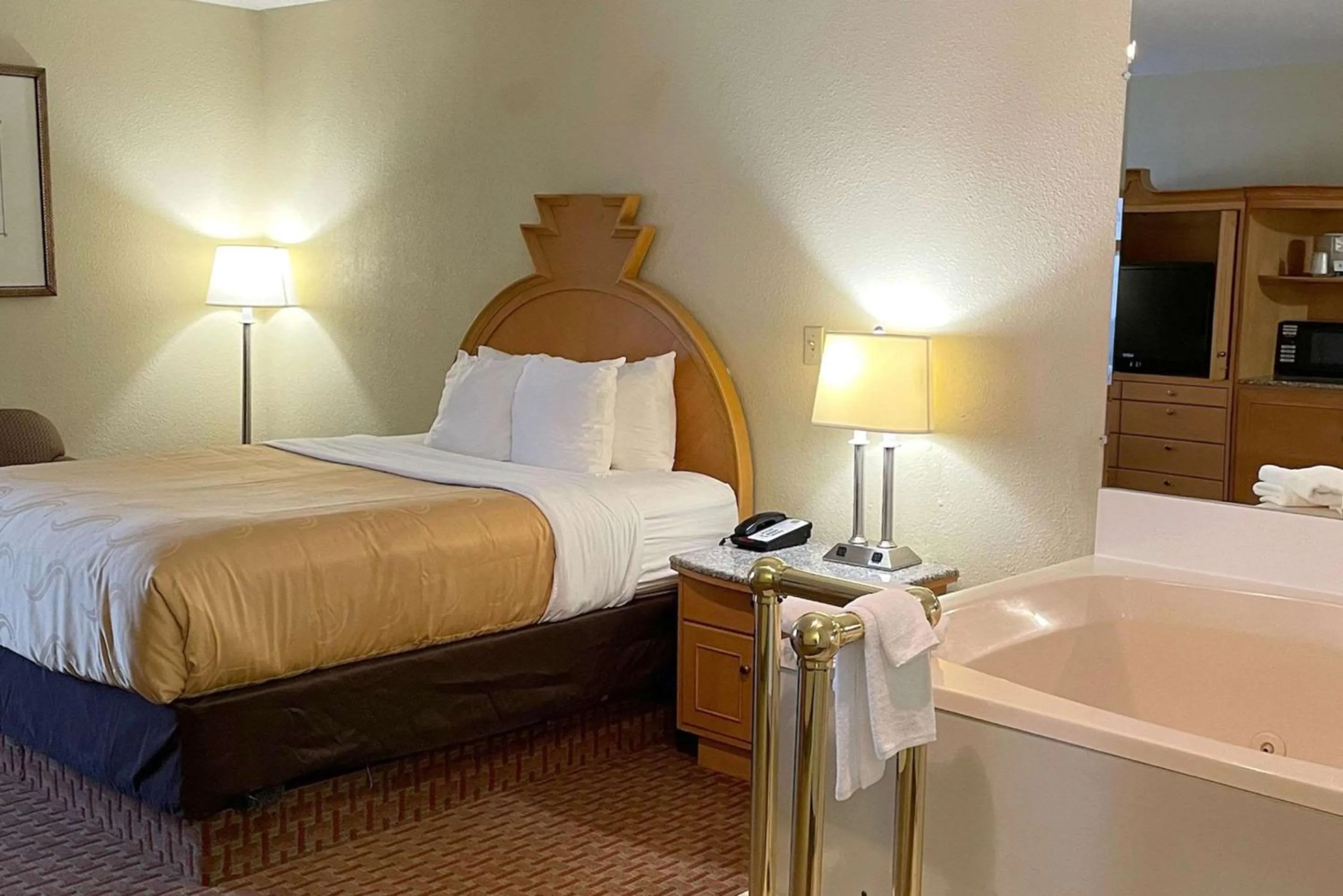 Bedroom, Bed in Quality Inn & Suites Greenfield I-70