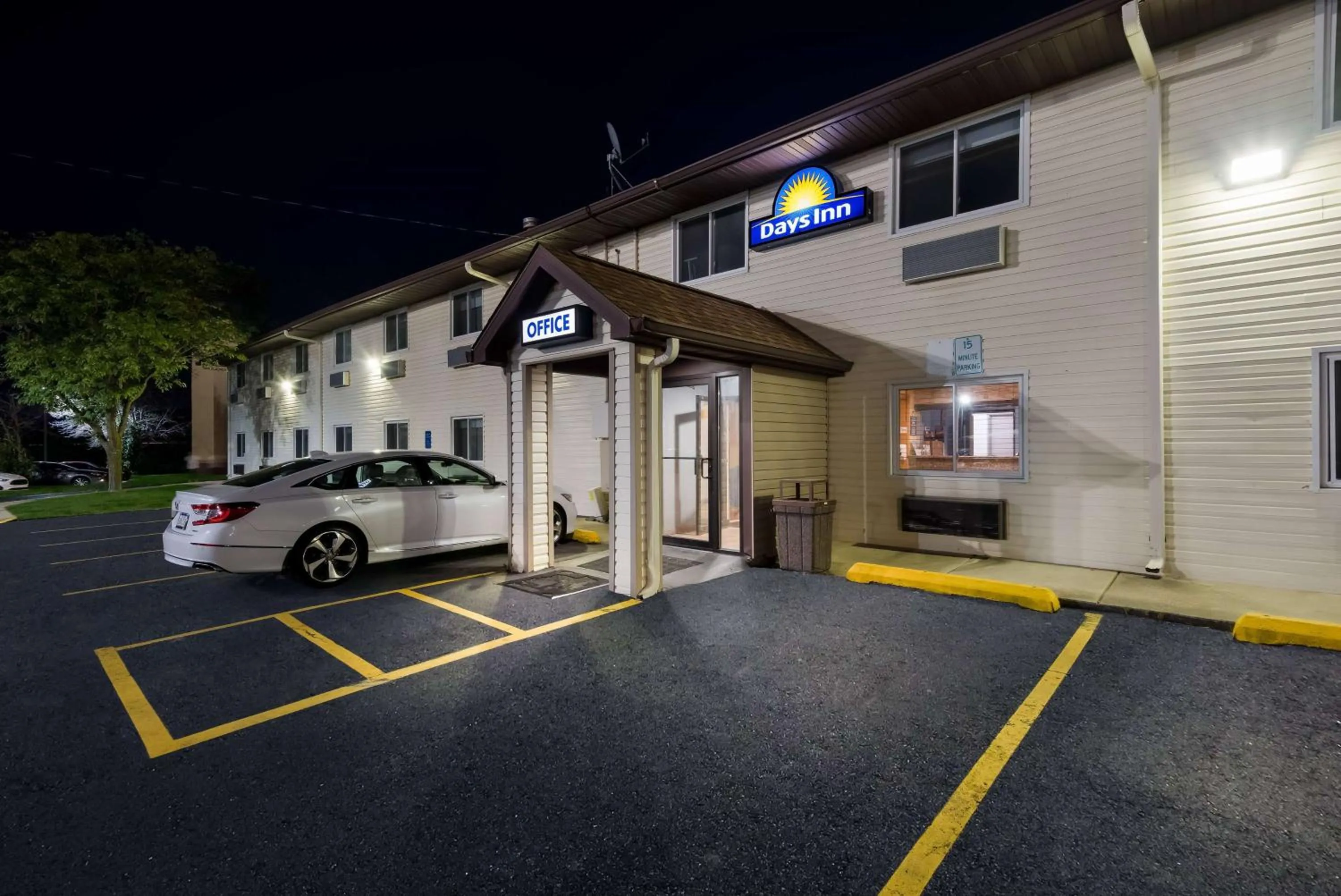 Property building in Days Inn by Wyndham Ankeny - Des Moines
