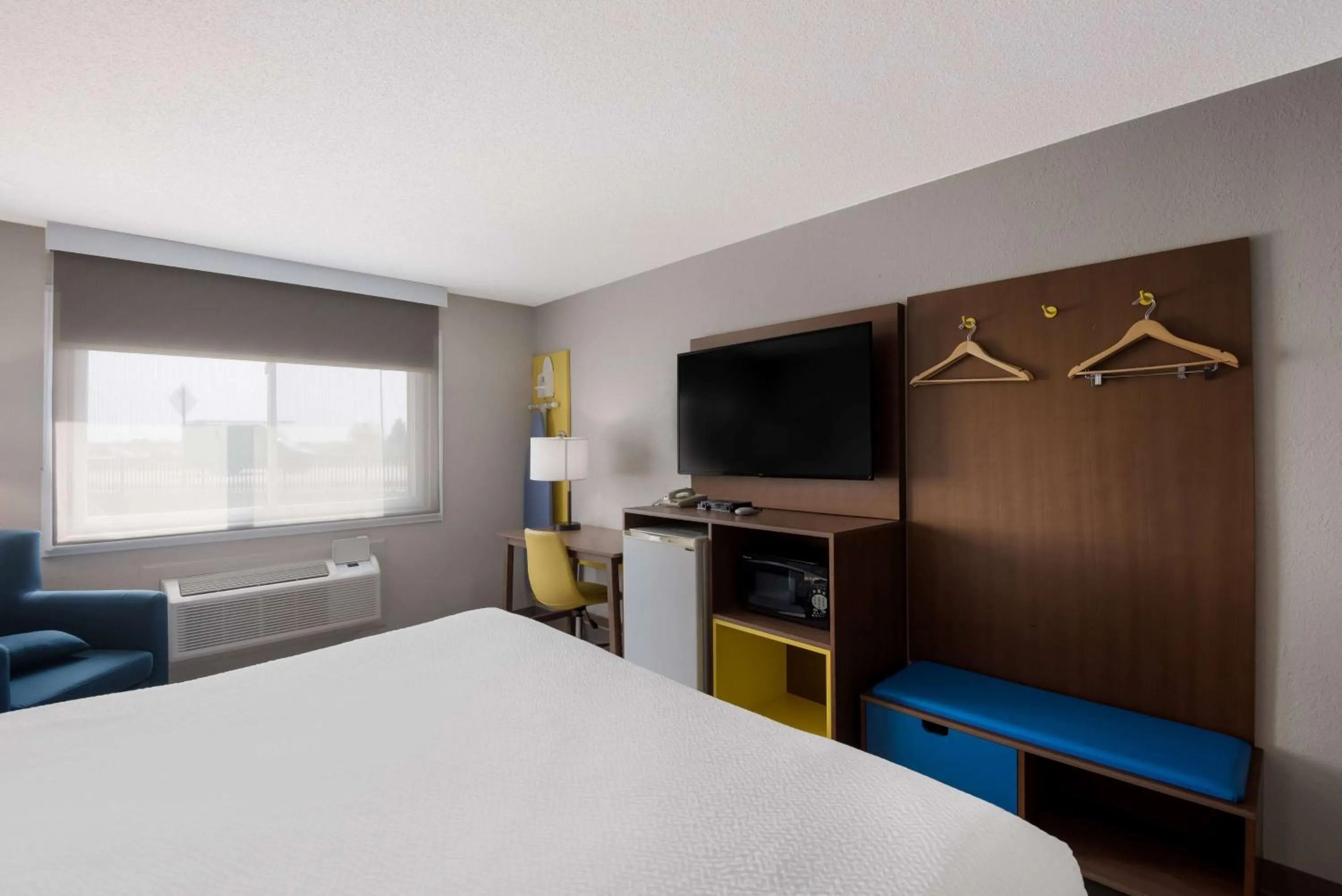 Photo of the whole room, Bed in Days Inn by Wyndham Ankeny - Des Moines