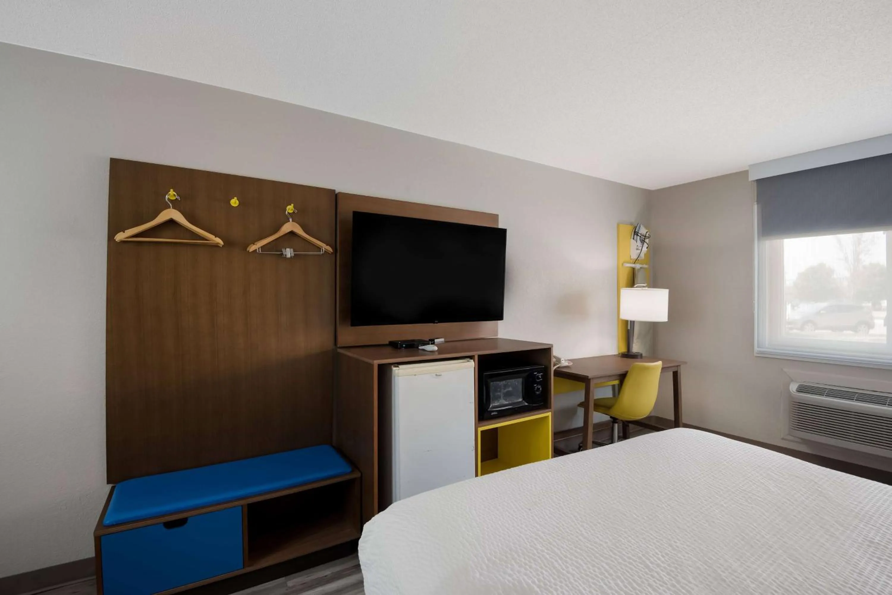 Photo of the whole room, Bed in Days Inn by Wyndham Ankeny - Des Moines