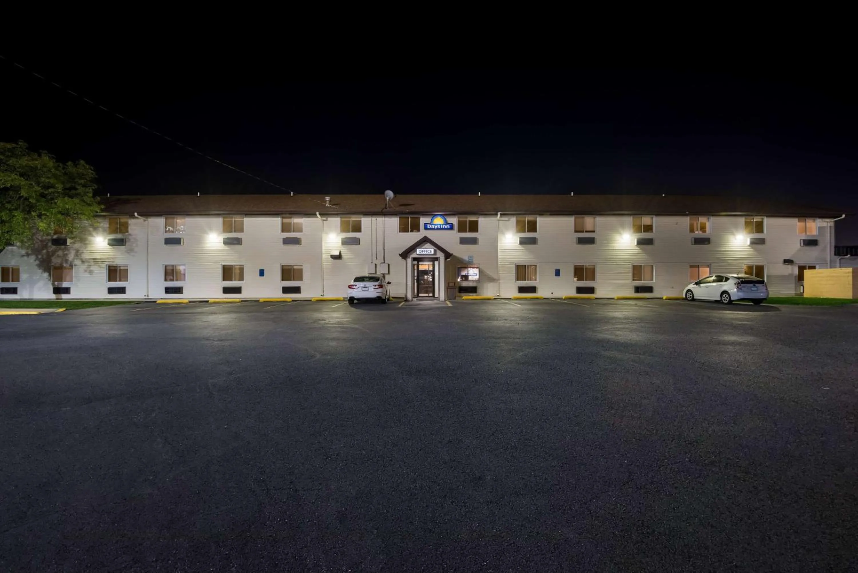 Property building in Days Inn by Wyndham Ankeny - Des Moines