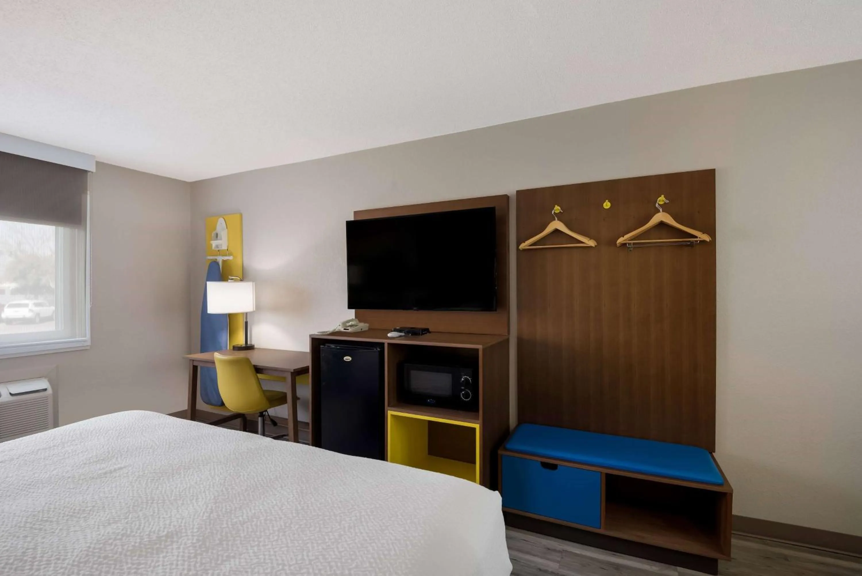 Photo of the whole room, Bed in Days Inn by Wyndham Ankeny - Des Moines