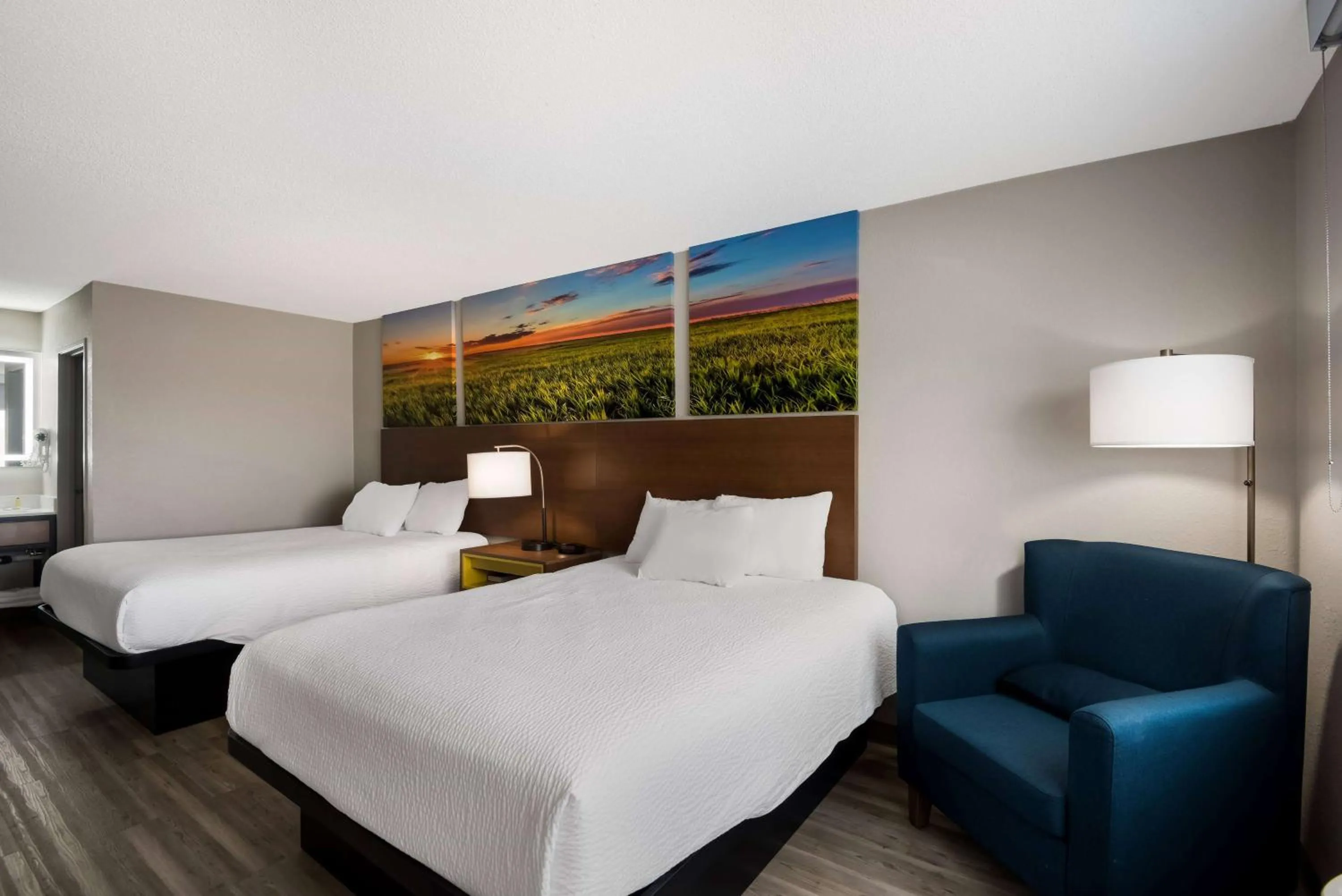 Photo of the whole room, Bed in Days Inn by Wyndham Ankeny - Des Moines