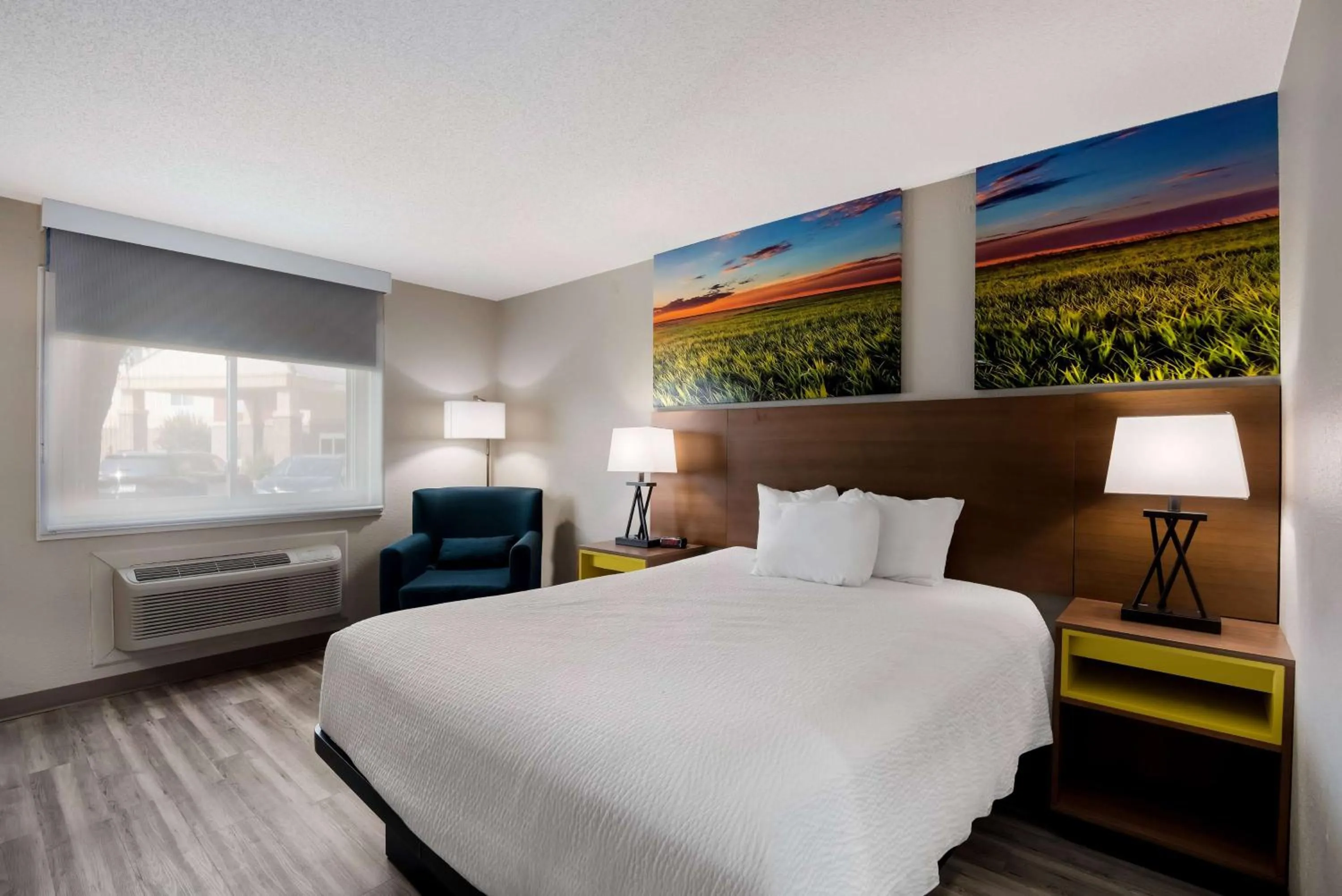 Photo of the whole room, Bed in Days Inn by Wyndham Ankeny - Des Moines