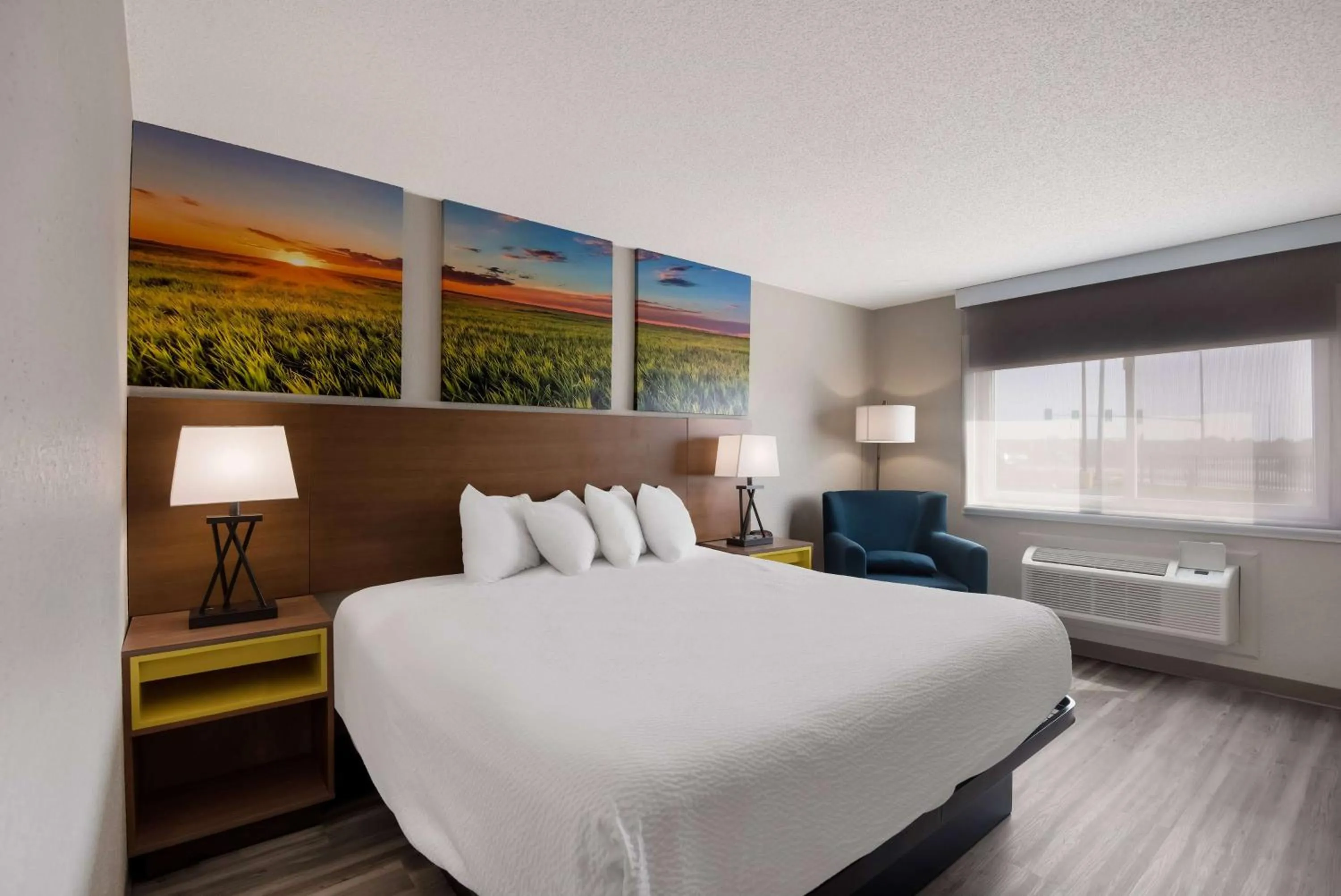Photo of the whole room, Bed in Days Inn by Wyndham Ankeny - Des Moines