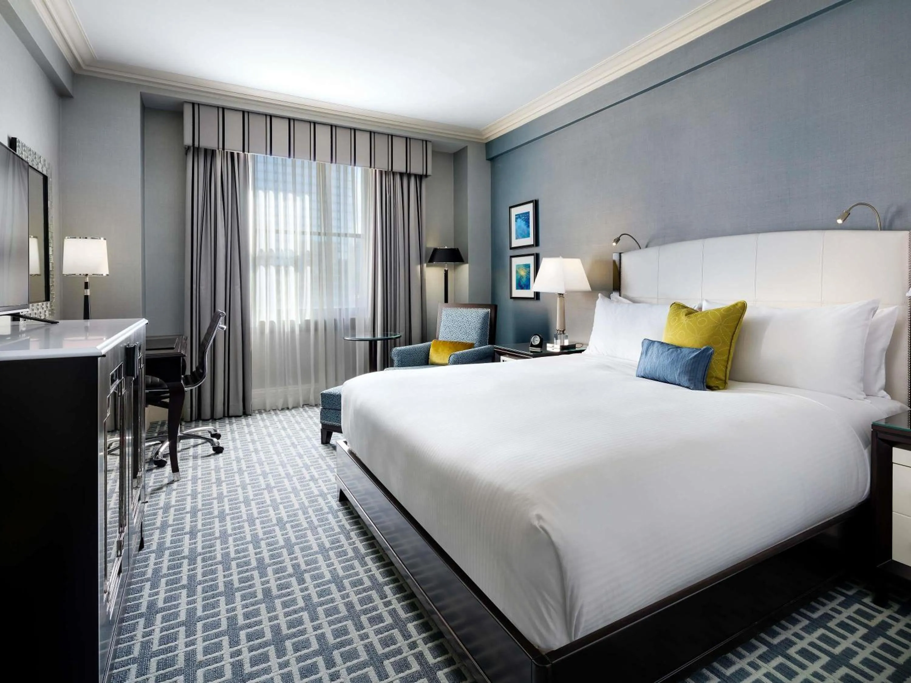 Bedroom, Bed in Fairmont Royal York Hotel