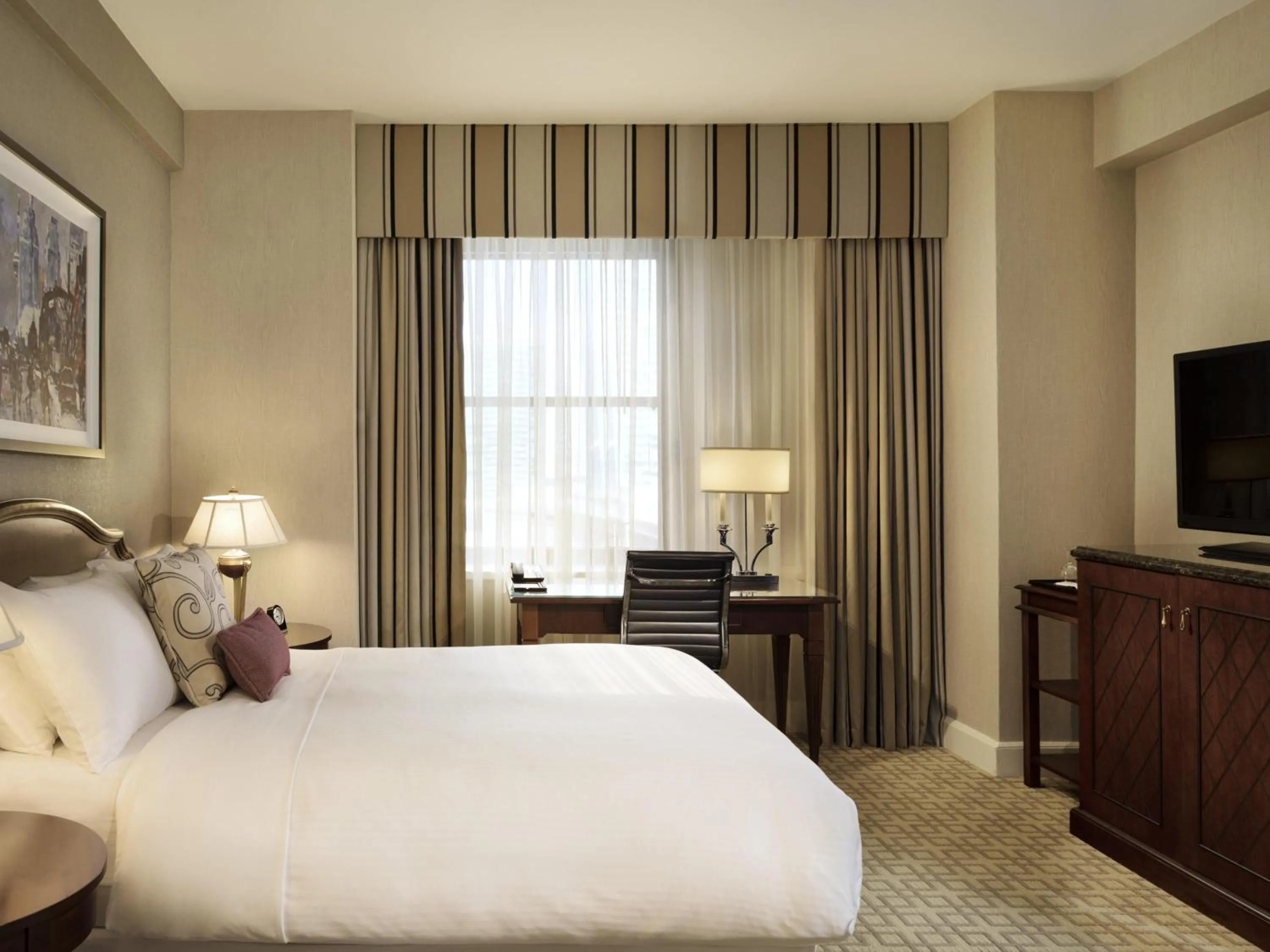 Bedroom, Bed in Fairmont Royal York Hotel