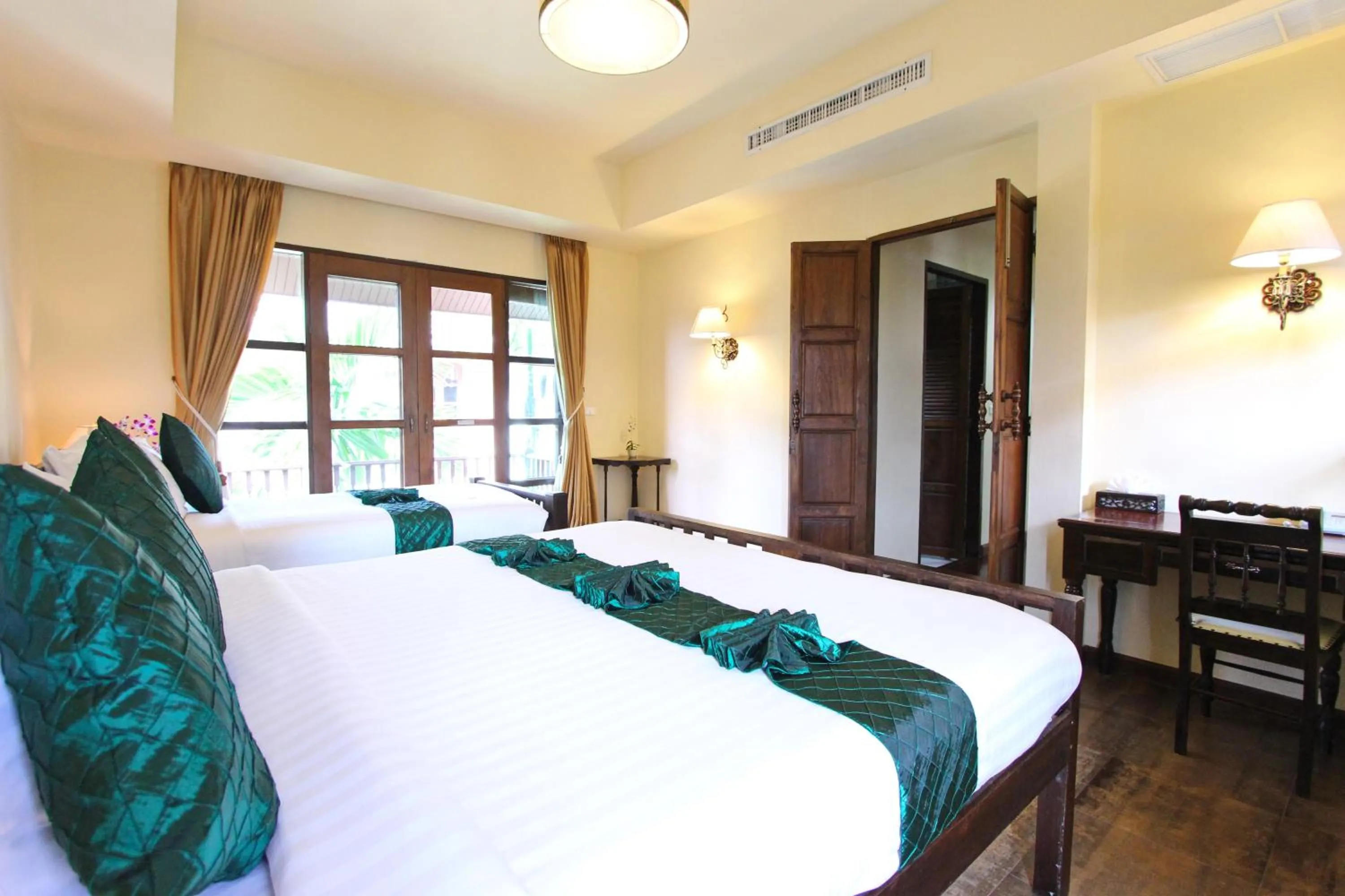 Bed in Shewe Wana Suite Resort