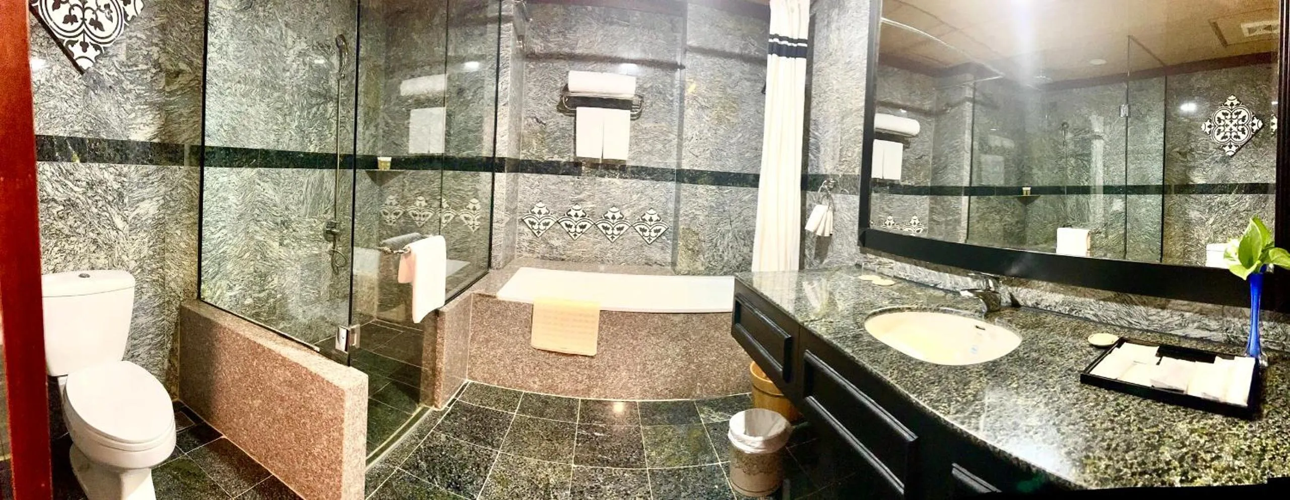 Toilet in Muong Thanh Luxury Song Han Hotel